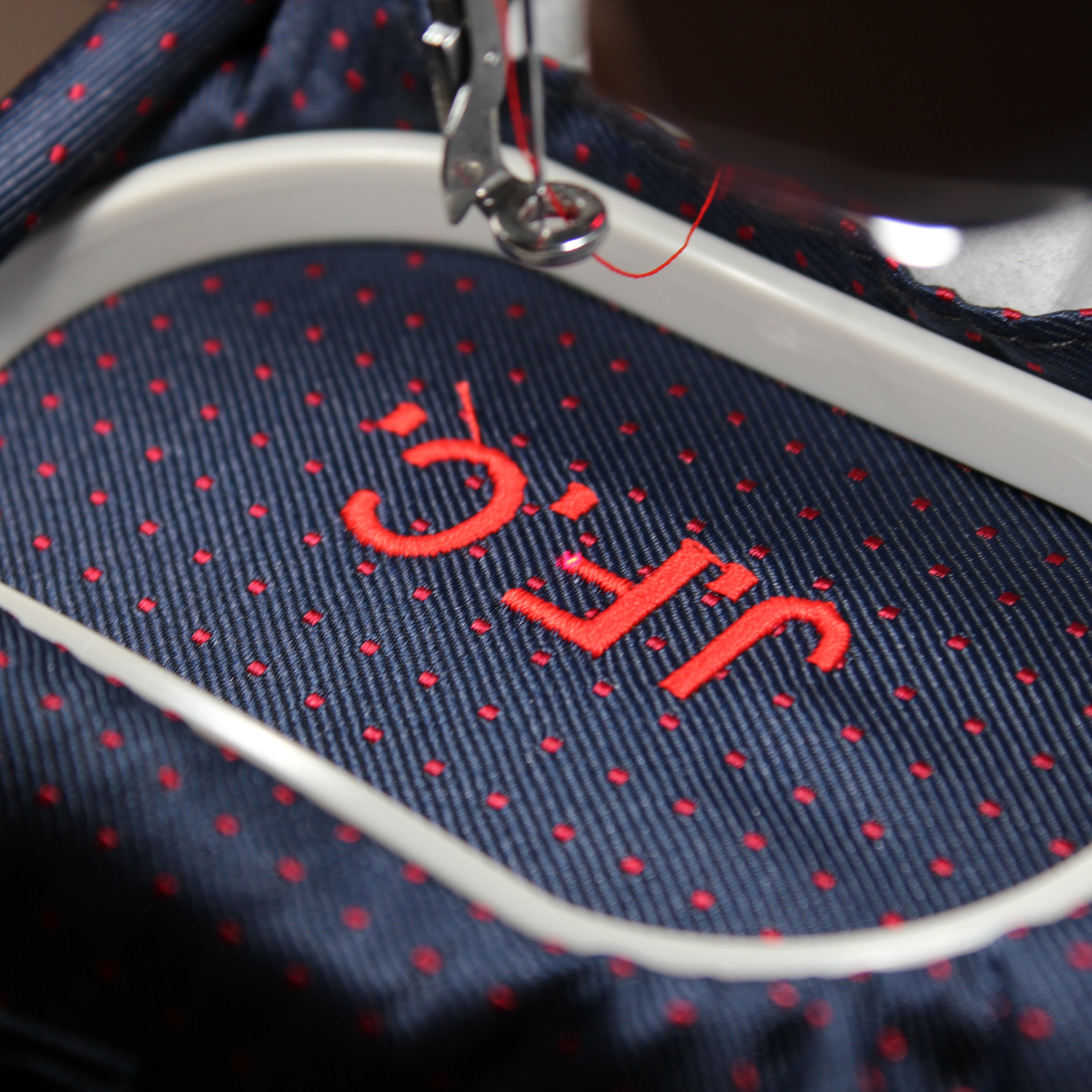 Personnalisation : broderie des chaussettes et parapluies monogrammés chez Mes Chaussettes Rouges
