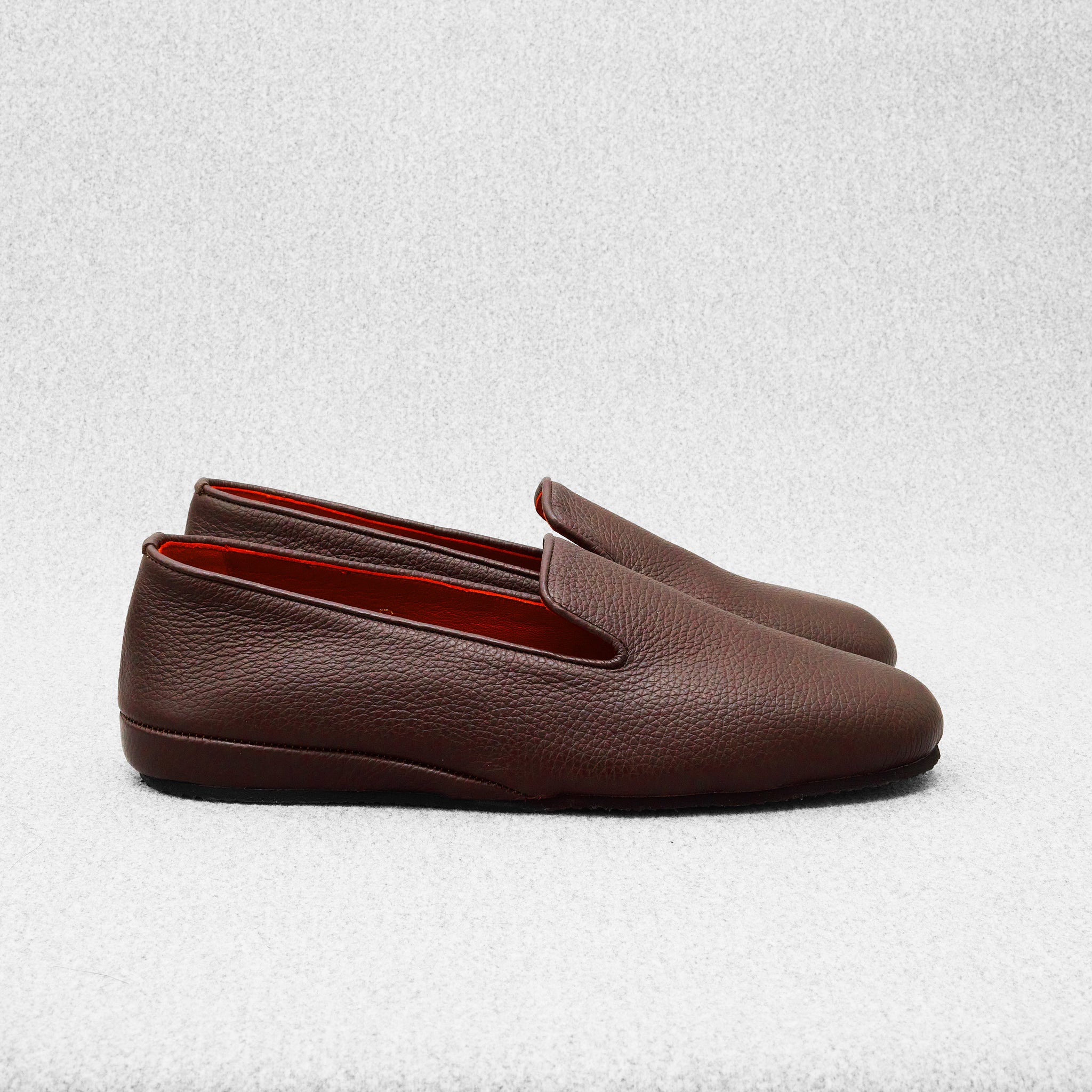 Dunkelbraune Hausschuhe - Genarbtes Leder