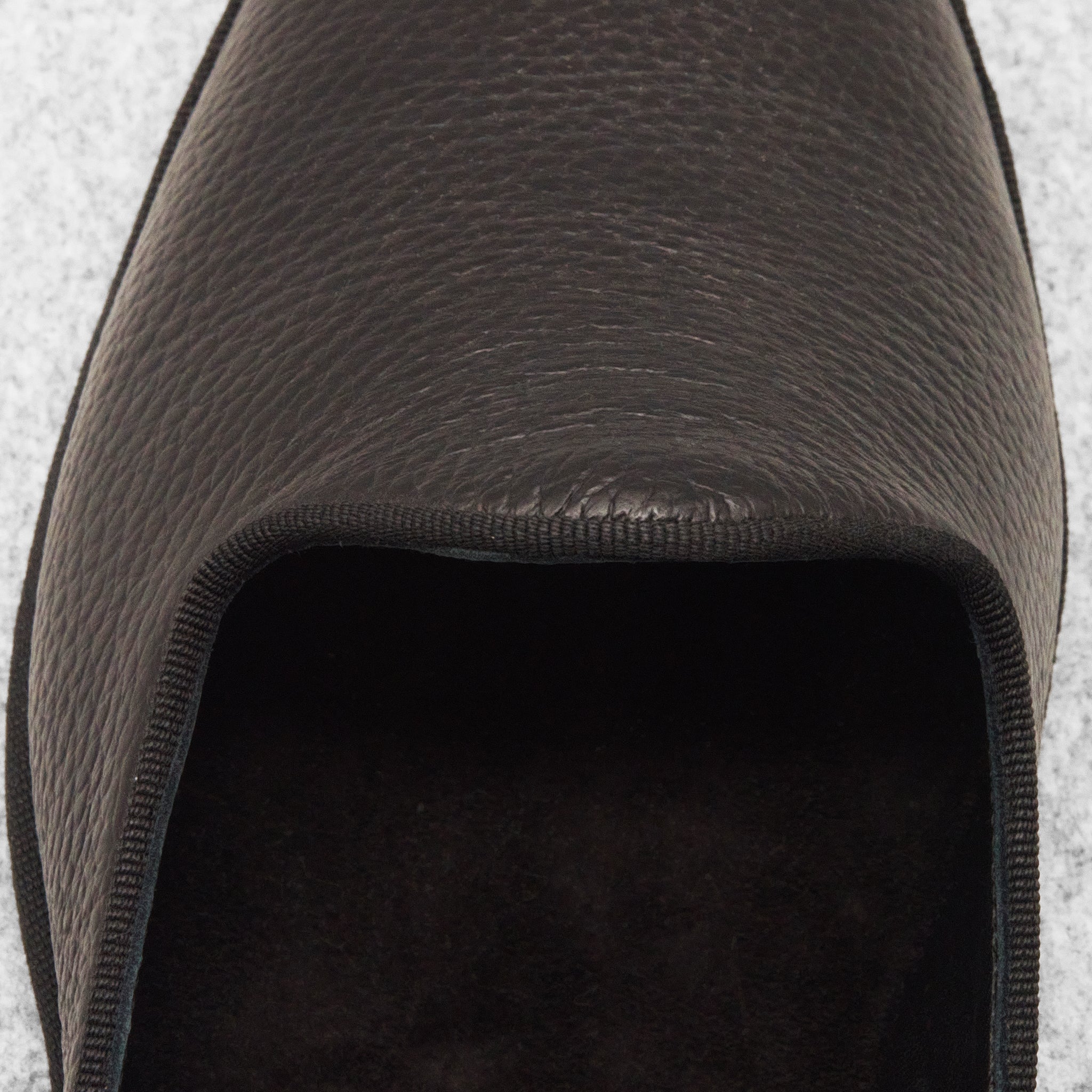 Chaussons ouverts noirs - Cuir grainé