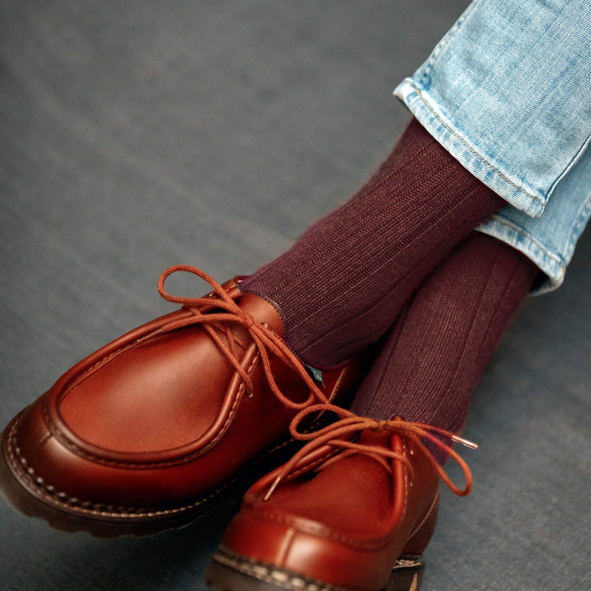 Chaussettes couleur bordeaux, en 85% cachemire, 13% polyamide, 2% élasthanne. Modèle pour femme de chaussettes courtes (mi-mollet), de la marque Mazarin. Chaussettes confortables, épaisses, chaudes. Pointures : du 36 au 45