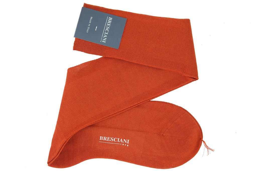 Chaussettes de couleur orange à motif abeilles, en 100% fil d'Écosse. Modèle de mi-bas (hautes) pour homme, de la marque Bresciani. Douces, fines, durables. Pointures : du 42 au 43