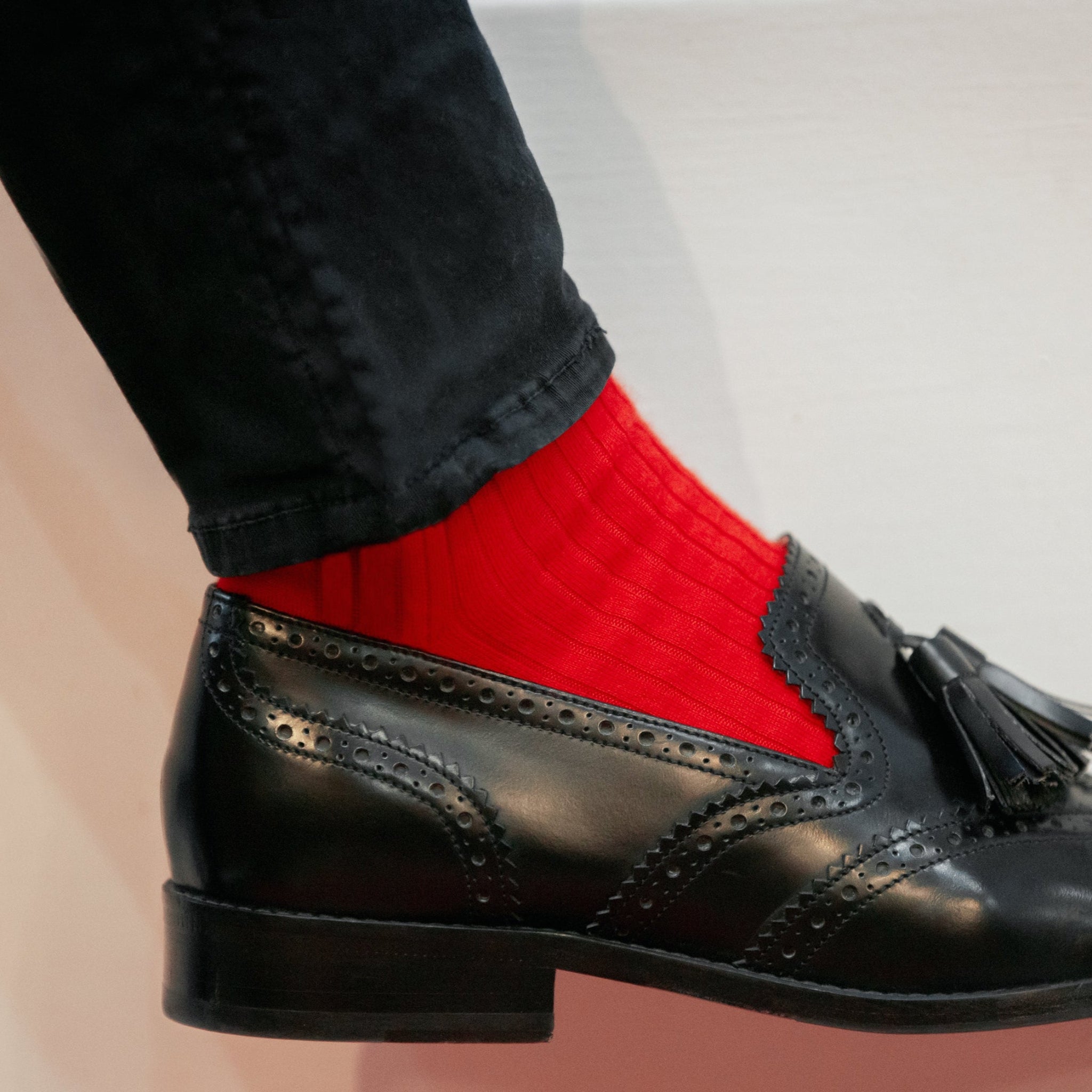 Chaussettes de couleur rouge vif, en 70% Cachemire et 30% Soie. Modèle de mi-mollet (courtes) pour femme, de la marque Mazarin. Chaussettes peu épaisses, chaudes, voluptueuses. Pointures : du 36 au 46
