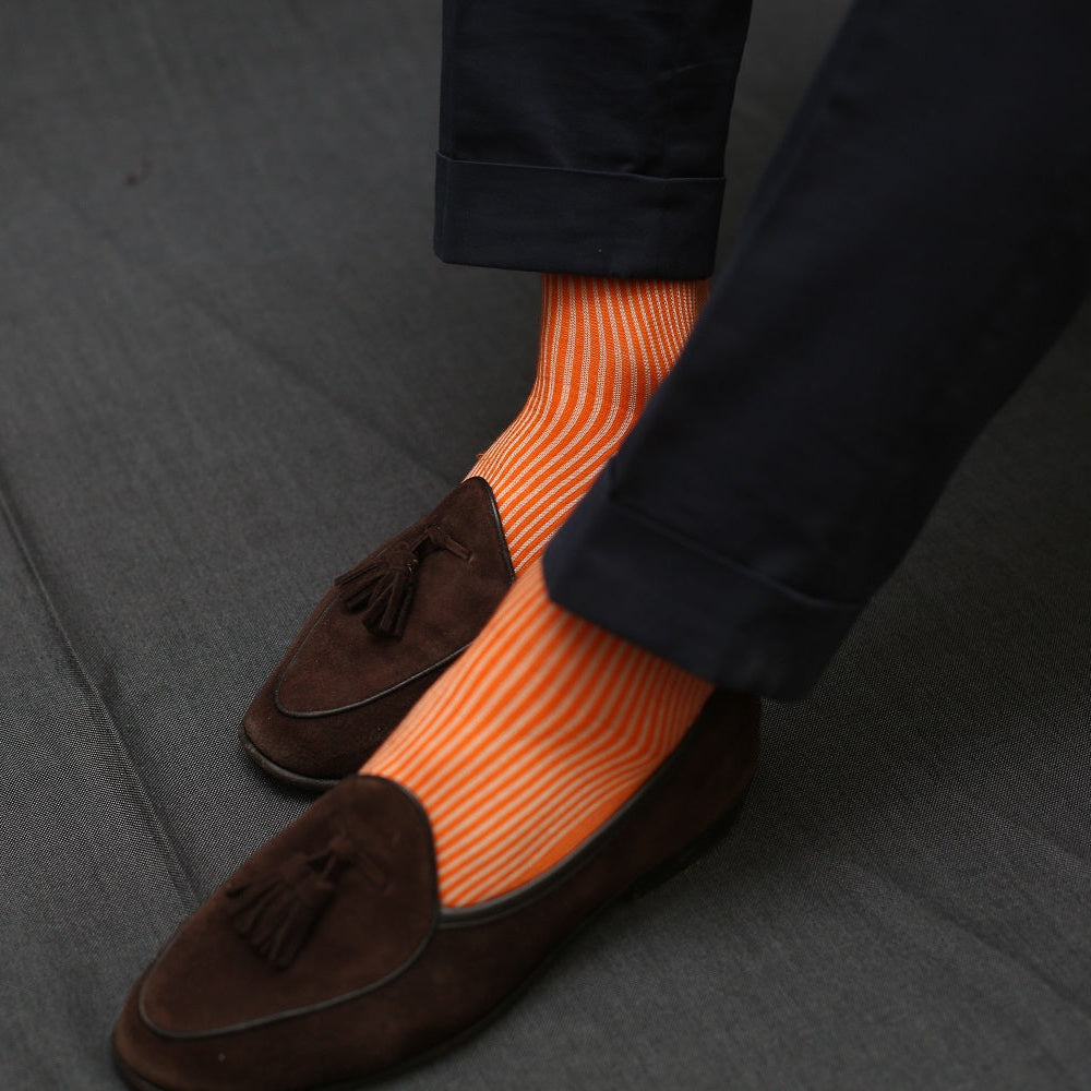 Chaussettes à rayures "Transat" orange et beige, en 100% fil d'Écosse. Modèle de mi-bas (hautes) pour homme, de la marque Mazarin. Douces, légères, durables. Pointures : du 39 au 46