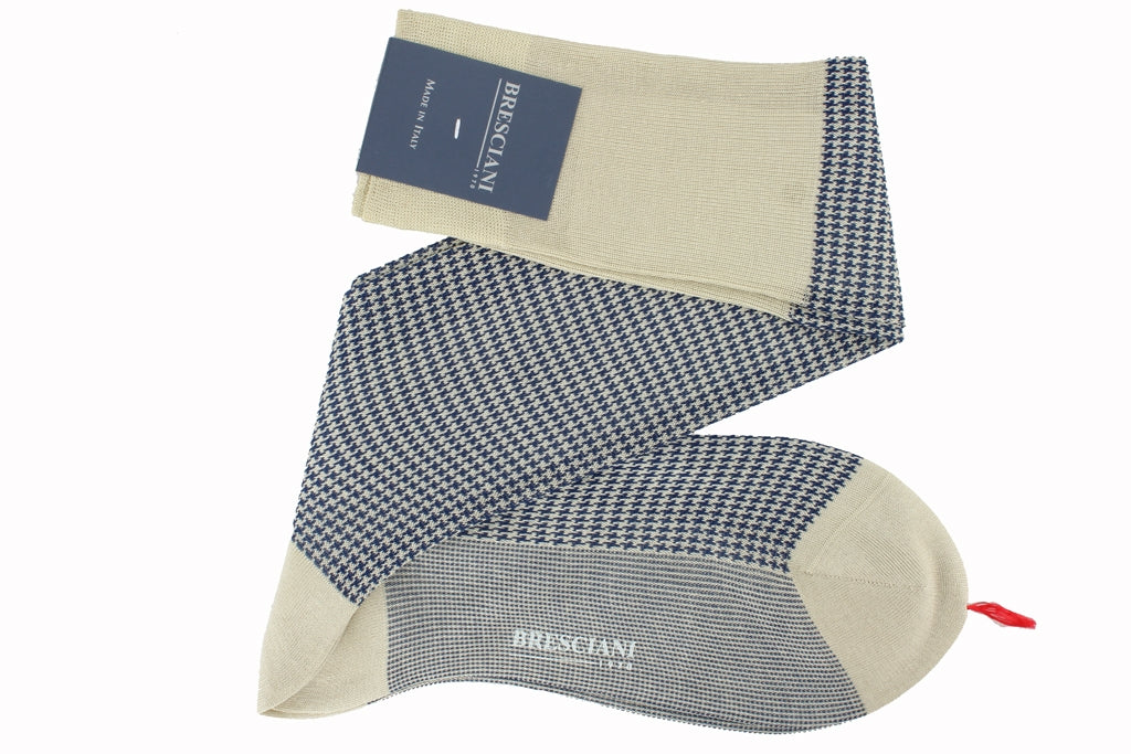 Chaussettes au motif pied-de-poule de couleur blanc crème  et bleu, en 100% fil d'Écosse. Modèle de mi-bas (hautes) pour homme, de la marque Bresciani. Chaussettes légères, confortables, durables. Pointures :  du 42 au 45