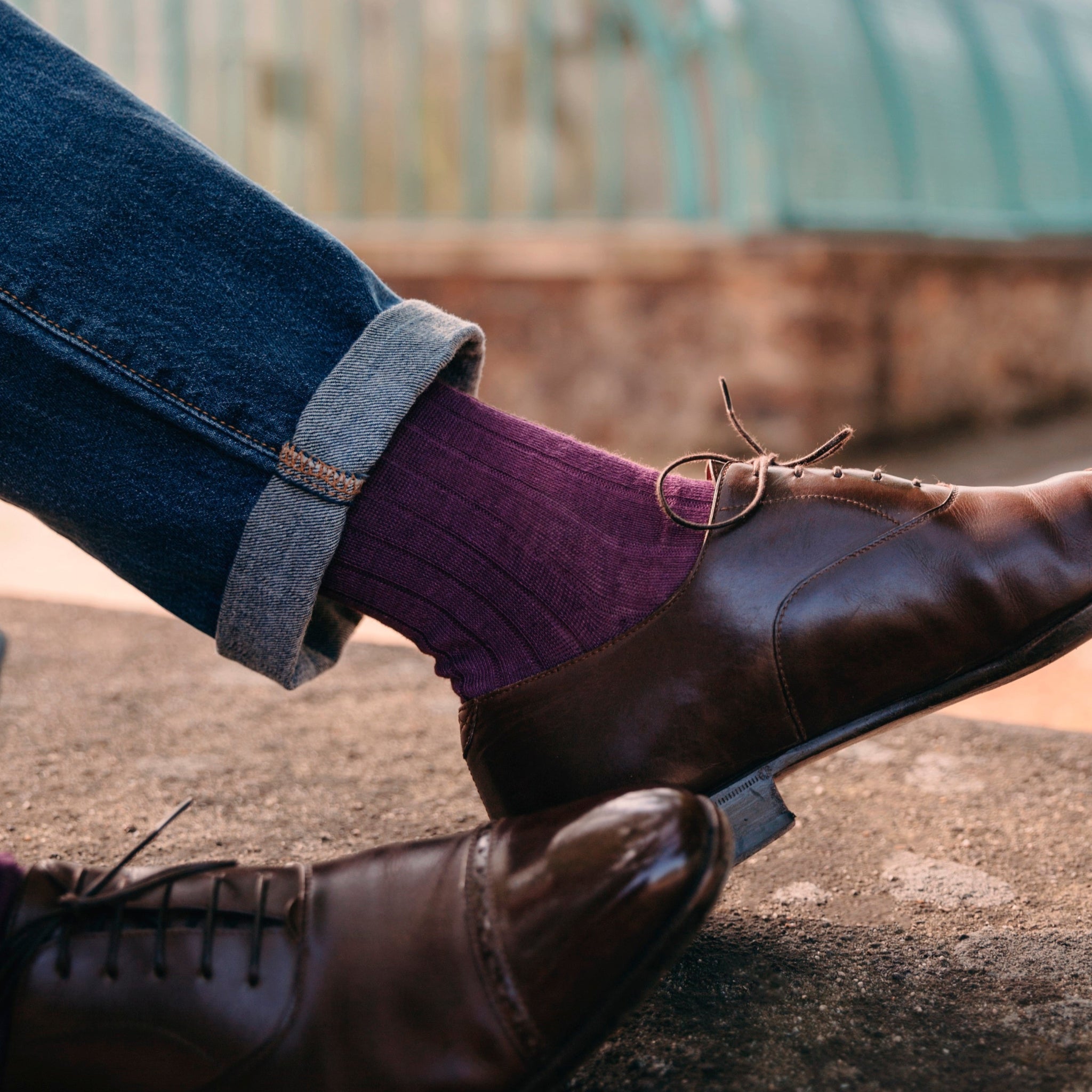 Chaussettes en lin, couleur prune. Modèle pour homme de mi-bas ( chaussettes hautes). Chaussettes très respirantes et résistantes, de la marque Bresciani. Elles se portent avec des chaussures de ville en période estivale. Pointures : du 39 au 45