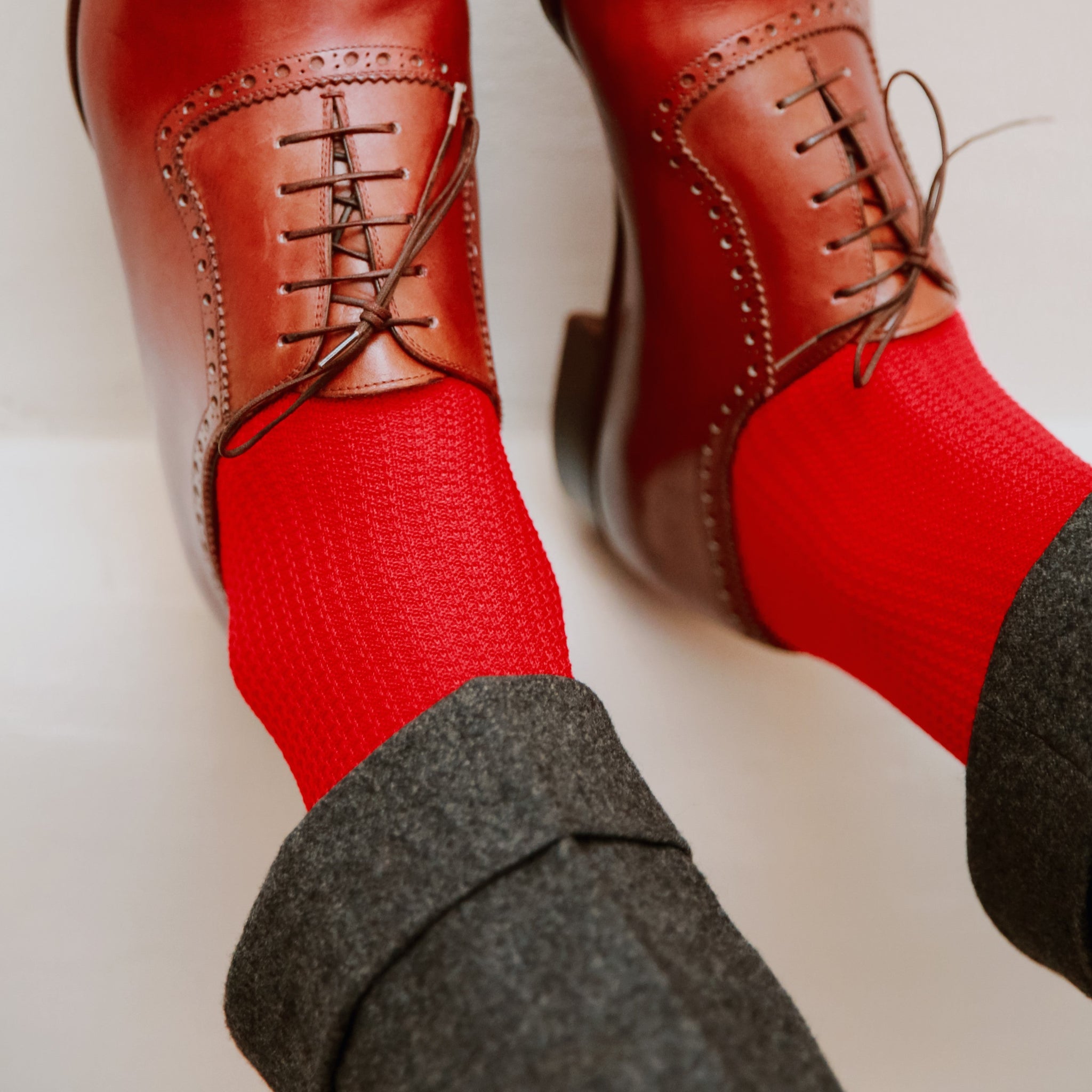 Chaussettes couleur rouge, au motif grenadine, en 100% fil d'Écosse. Modèle pour homme de mi-bas (hautes) de la marque Bresciani. Fines, légères et durables. Pointures : du 39 au 45