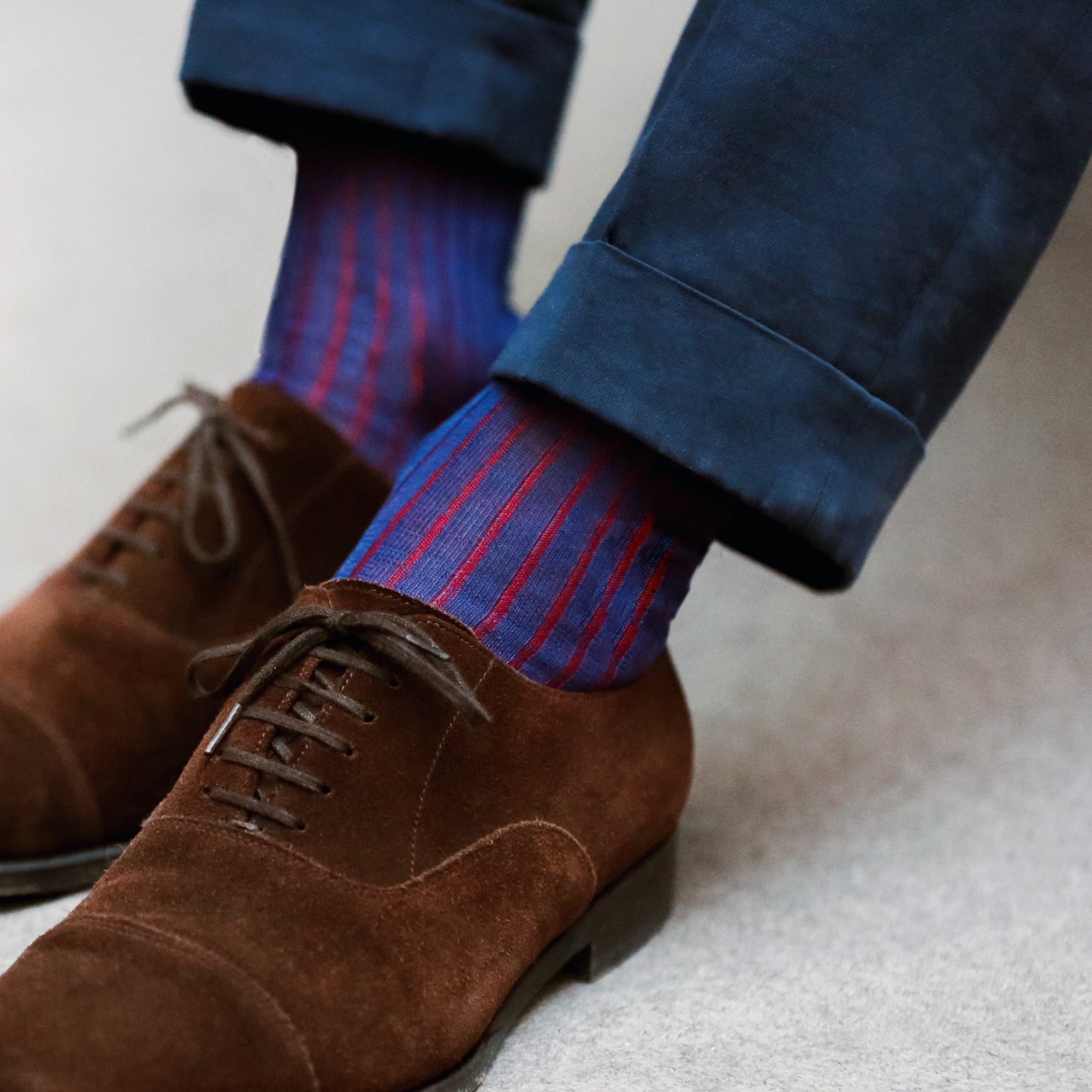 Chaussettes réversibles de couleur bleu outremer à rayures verticales rouge, en 100% fil d'Écosse. Modèle de mi-mollet (courtes) pour homme, de la marque Bresciani. Chaussettes fines et légères. Pointure : du 39 au 45