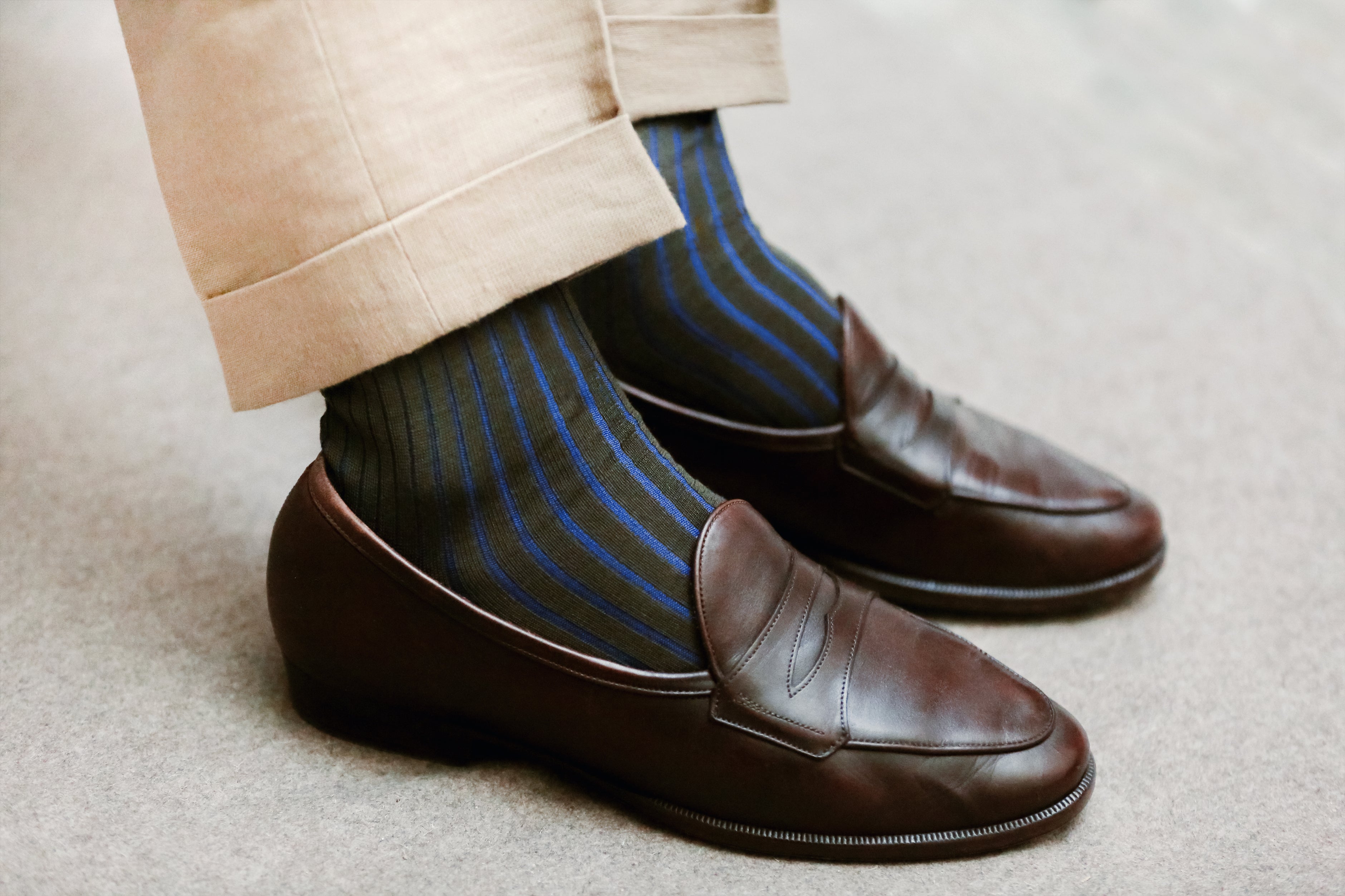 Chaussettes kaki rayées bleu roi en mi-mollet (courtes) en laine fine Bresciani. Chaussettes homme pour l'hiver, douces, chaudes et assez fines pour être portées dans des chaussures de ville. Pointures : du 39 au 45.