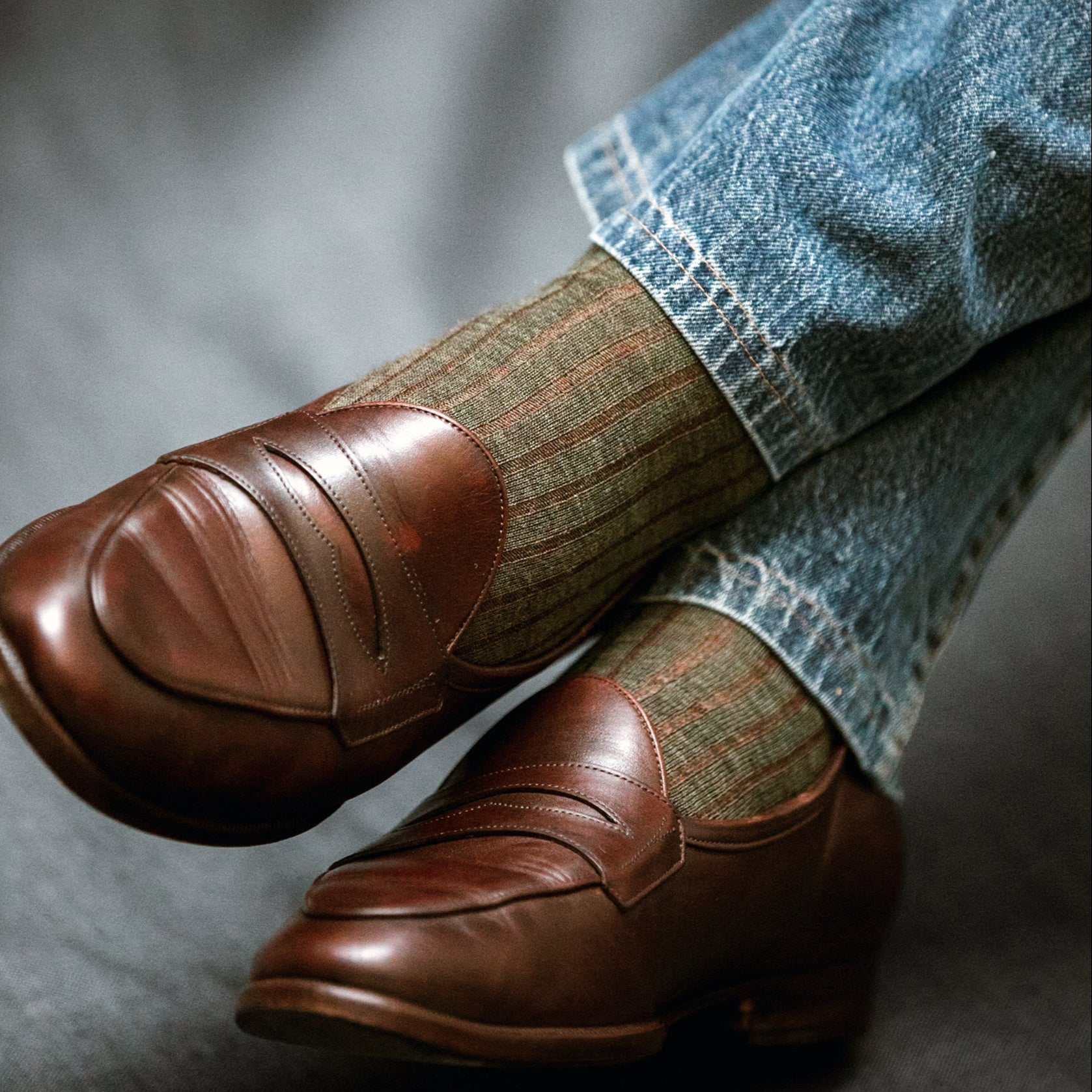 Chaussettes en laine fine Bresciani couleur vert kaki et rayées cuivre. Chaussettes d'hiver mi-bas (hautes) pour homme, pointures du 39 au 45. Chaussettes laine fine, douce et chaude, idéales pour l'hiver en ville. 