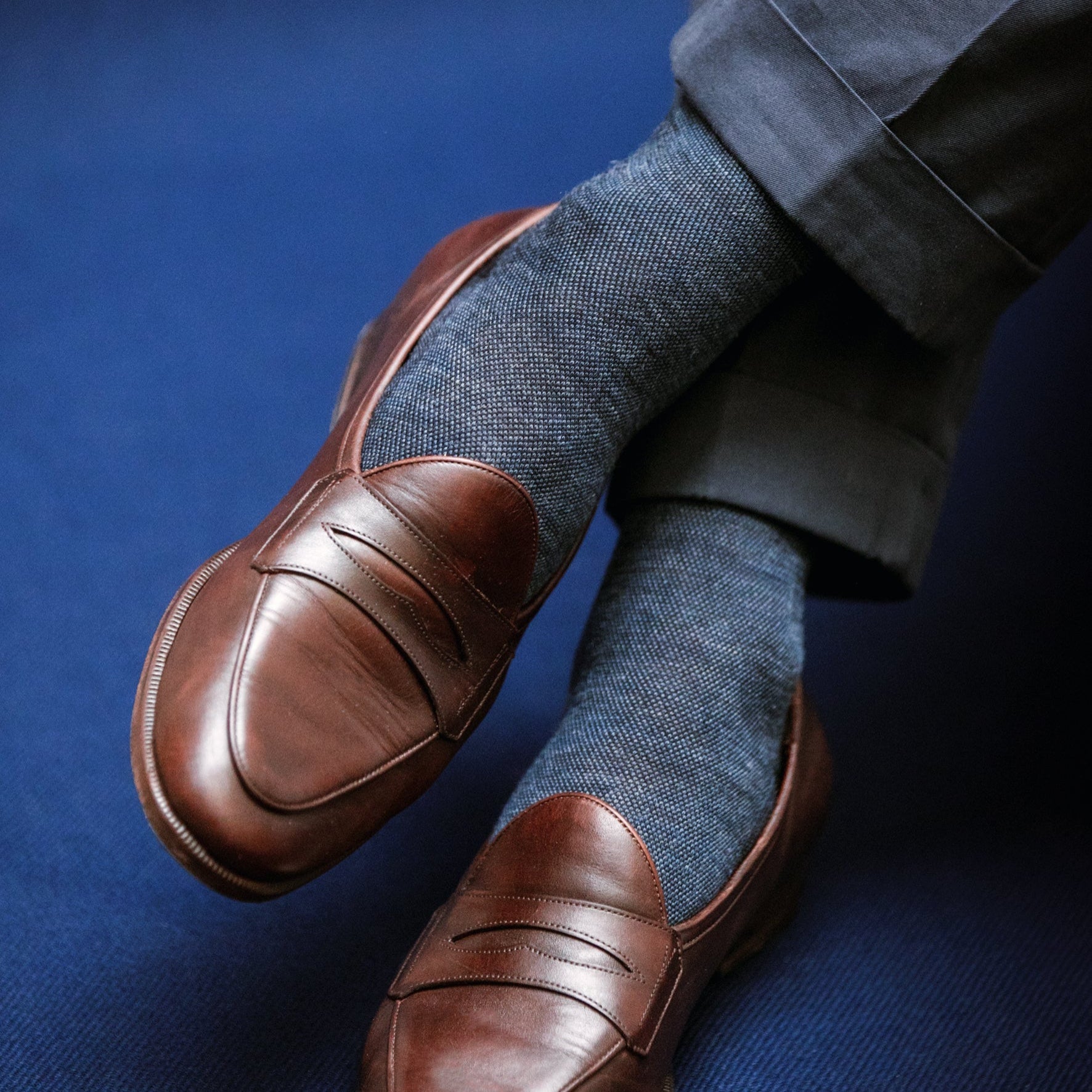 Chaussettes en laine motif caviar bleu marine et bleu denim de la marque Bresciani. Chaussettes d'hiver pour homme en mi-bas (hautes), pointures du 39 au 47. Chaussettes chaudes, douces et fines, idéales) à porter par temps froid dans des chaussures de ville.