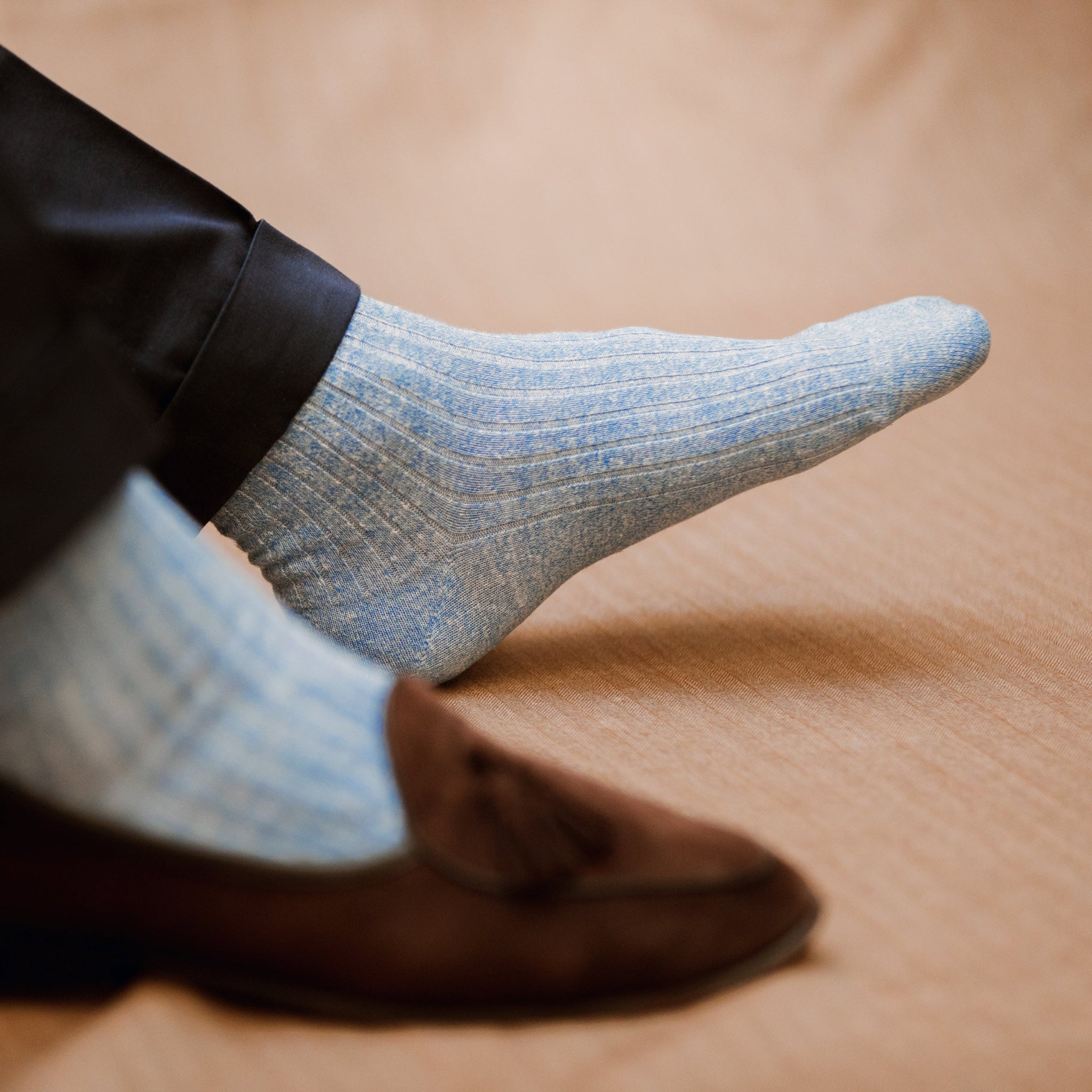 Chaussettes couleur bleu ciel chiné, en 54% Lin, 26% Coton, 18% Polyamide et 2% Élasthanne. Modèle de mi-mollet (courtes) pour homme, de la marque Mazarin. Chaussettes légères, douces et fines. Pointures : du 39 au 45