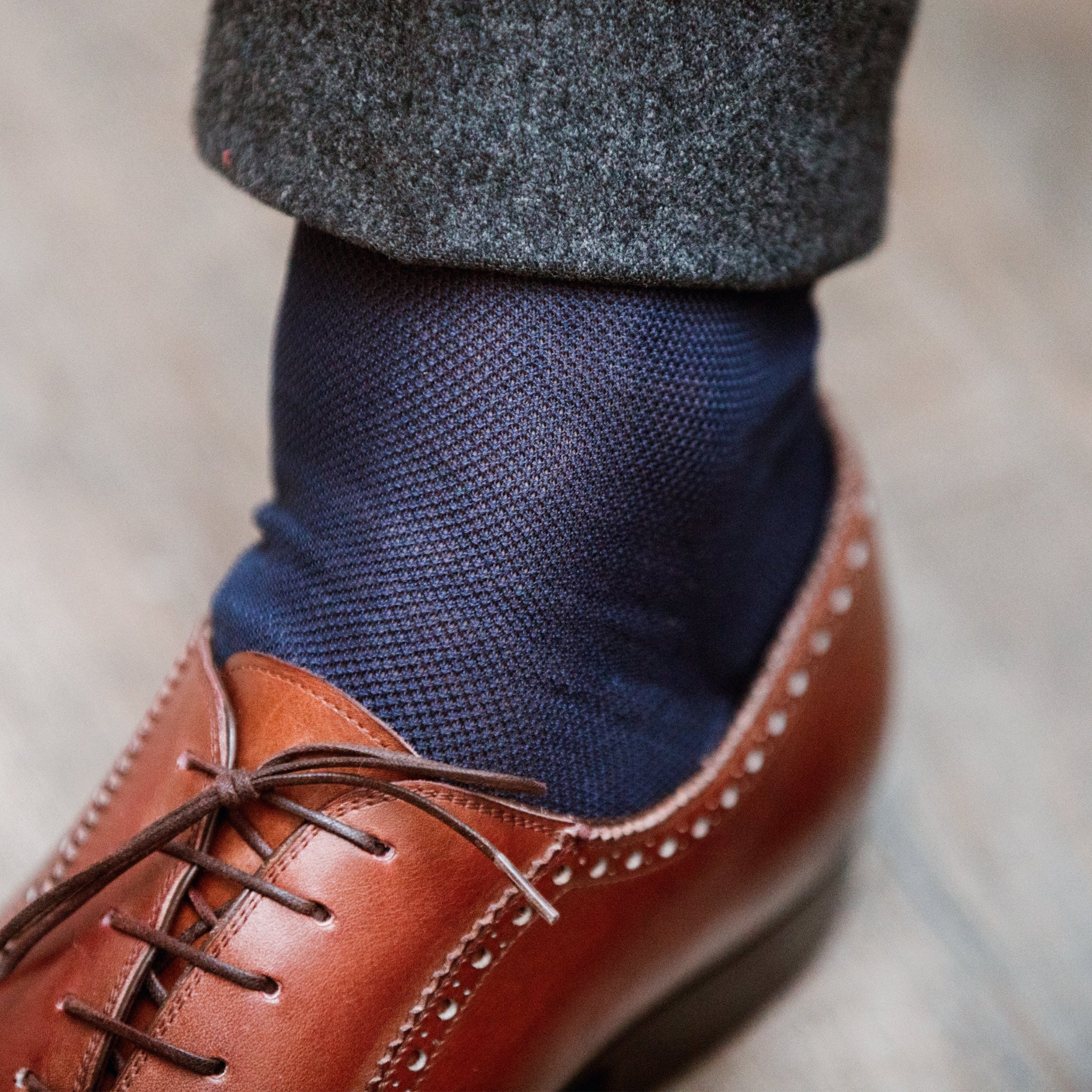 Chaussettes bleu saphir au motif nid d'abeille, 100% fil d'Écosse. Modèle pour homme de mi-bas (hautes) de la marque Bresciani. Douces, durables, souples. Pointures : du 39 au 45