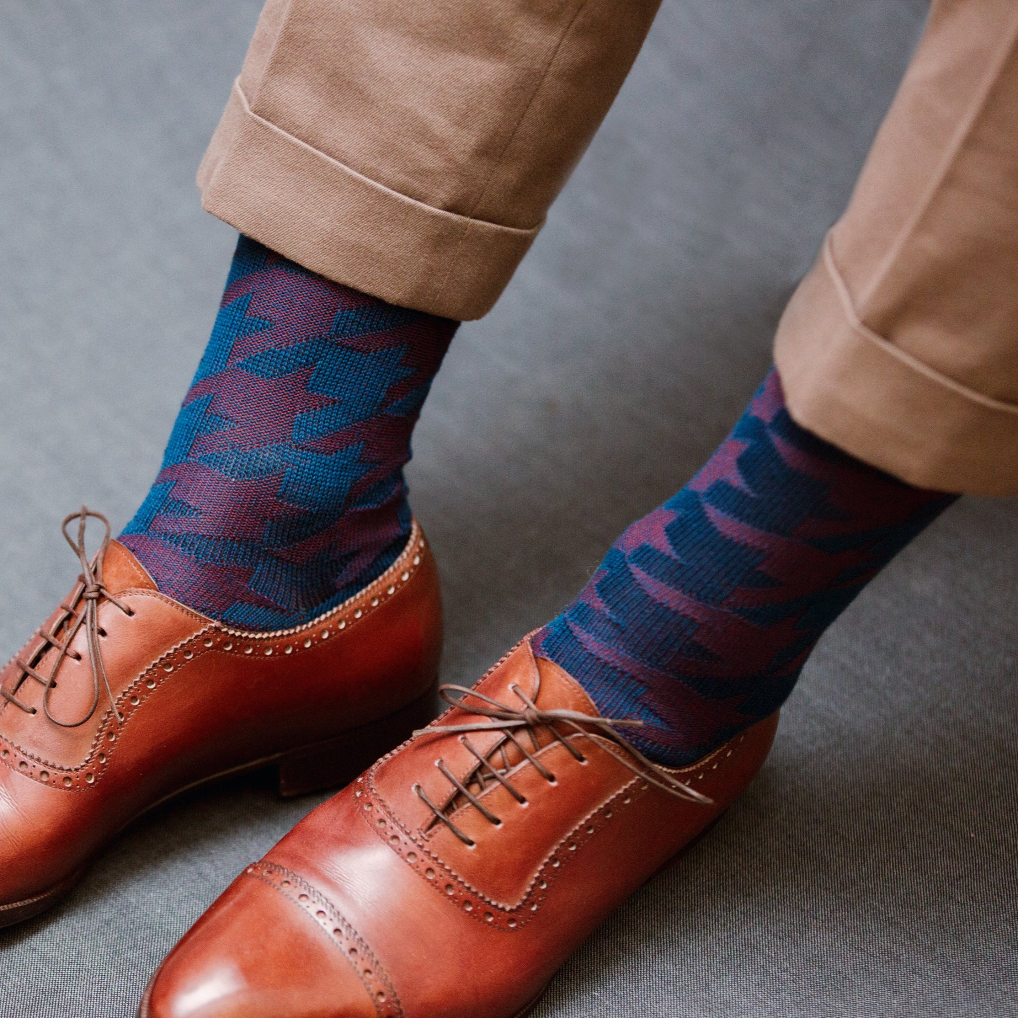 Chaussettes bleu canard et framboise motif pied-de-poule XXL en laine de Bresciani (fabriquées en Italie). Chaussettes mi-bas (hautes) pour homme, idéales à porter en hiver (chaudes, douces, épaisseur intermédiaire). Pointures du 39 au 45.