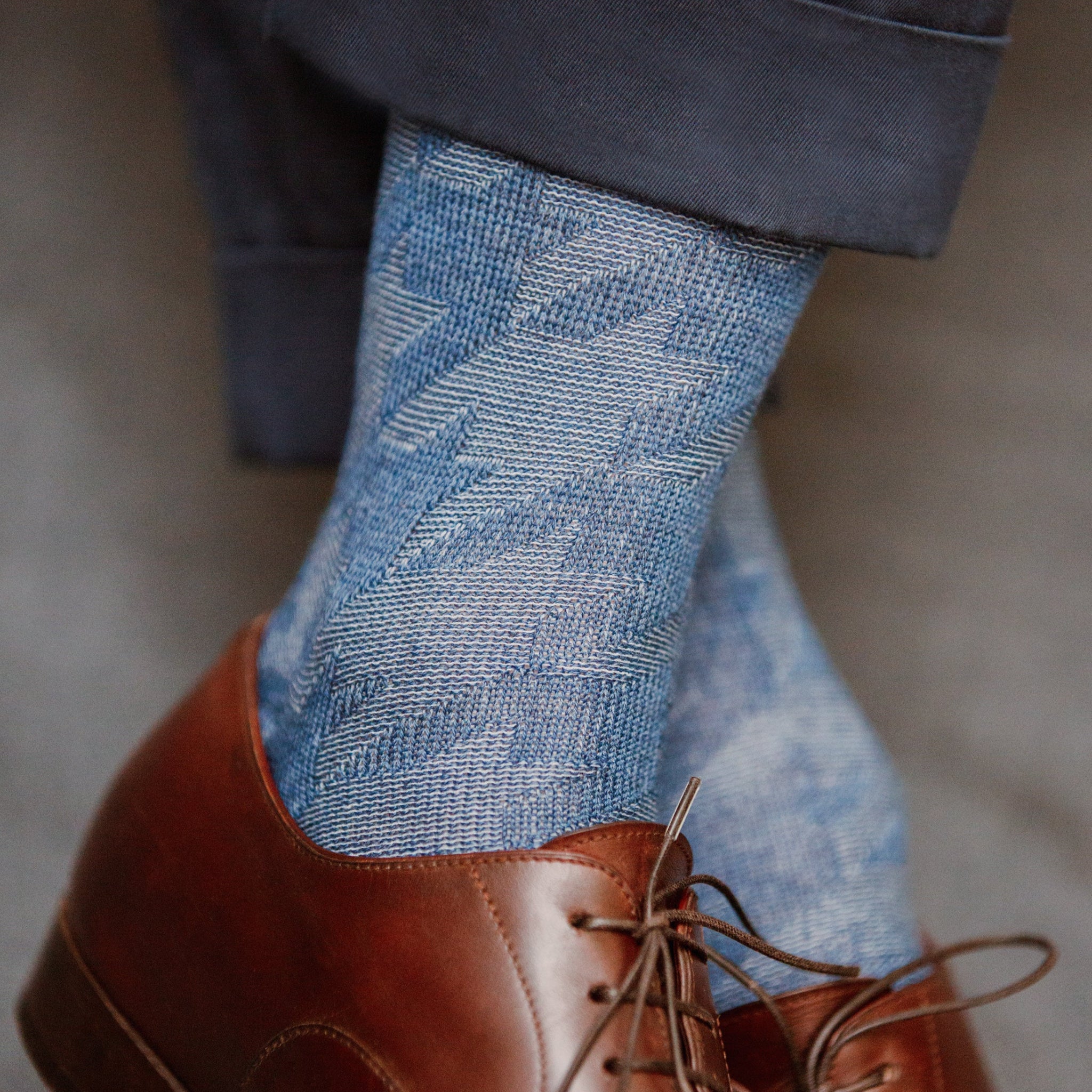 Chaussettes motif pied-de-poule XXL couleur bleu et bleu ciel de la marque Bresciani. Chaussettes mi-bas (hautes) pour homme, idéales pour l'hiver (chaudes, douces et d'épaisseur intermédiaire). Pointures du 39 au 45.