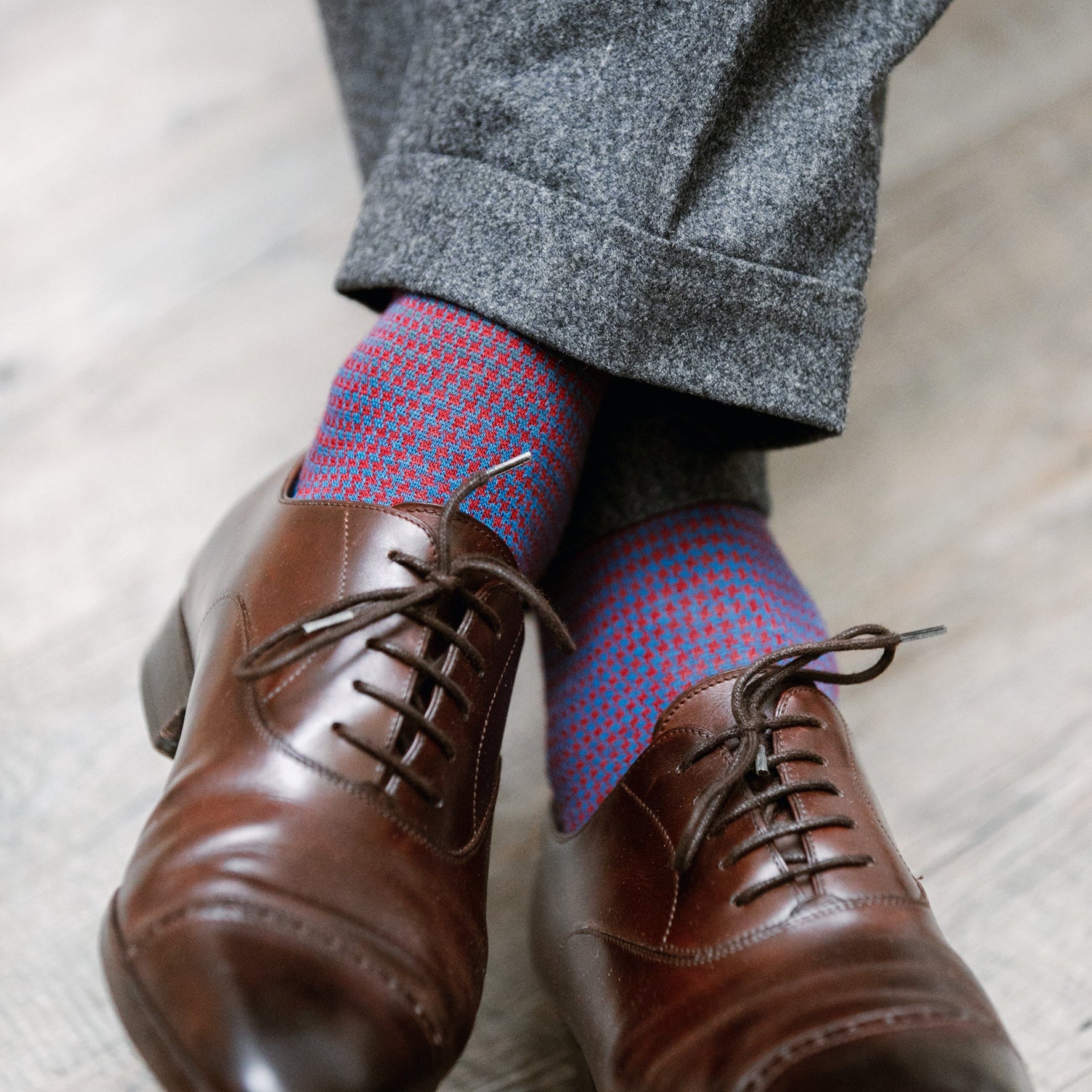 Chaussettes bleu canard et carmin motif pied-de-poule en laine, Bresciani (fabriquées en Italie). Modèle mi-bas (chaussettes hautes), pour homme (du 39 au 47). Idéales à porter en hiver dans des chaussures de ville : laine fines, chaudes et douces.