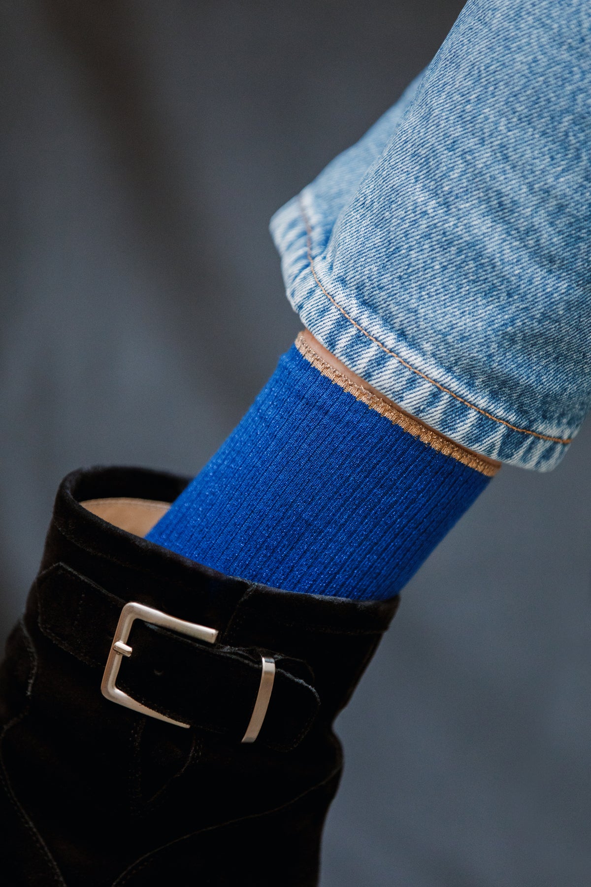 Chaussettes de couleur bleu roi, avec une motif doré discret apporté par le lurex, en 67% coton, 25% polyamide, 7% polyester, 1% élasthanne. Modèle de mi-mollet (courtes) pour femme, de la marque Daphné. Toucher net, fines. Pointures : du 36 au 41
