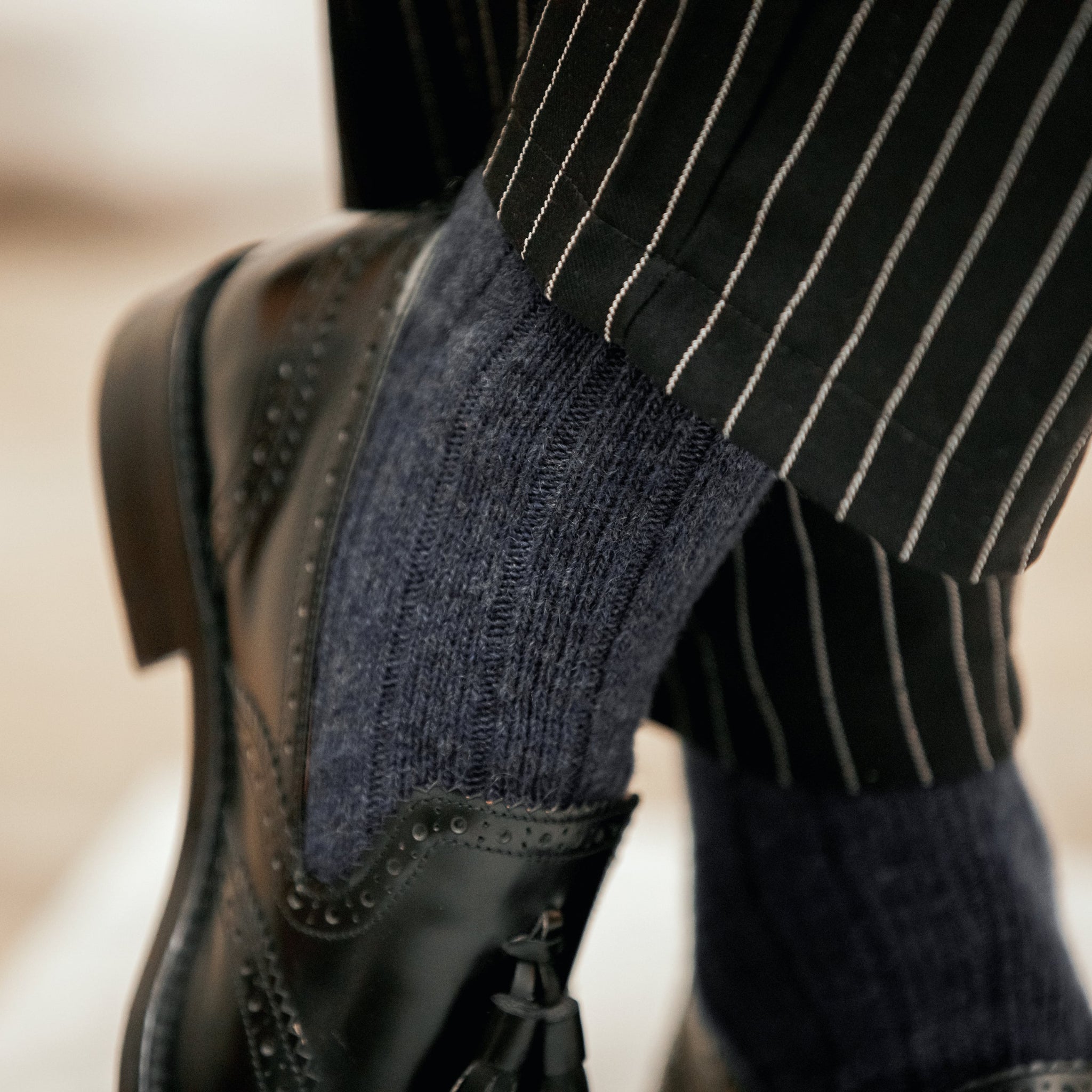 Chaussettes couleur bleu chiné, en 85% cachemire, 13% polyamide, 2% élasthanne. Modèle pour femme de chaussettes hautes (mi-bas), de la marque Mazarin. Chaudes, épaisses, confortables. Pointures : du 36 au 45