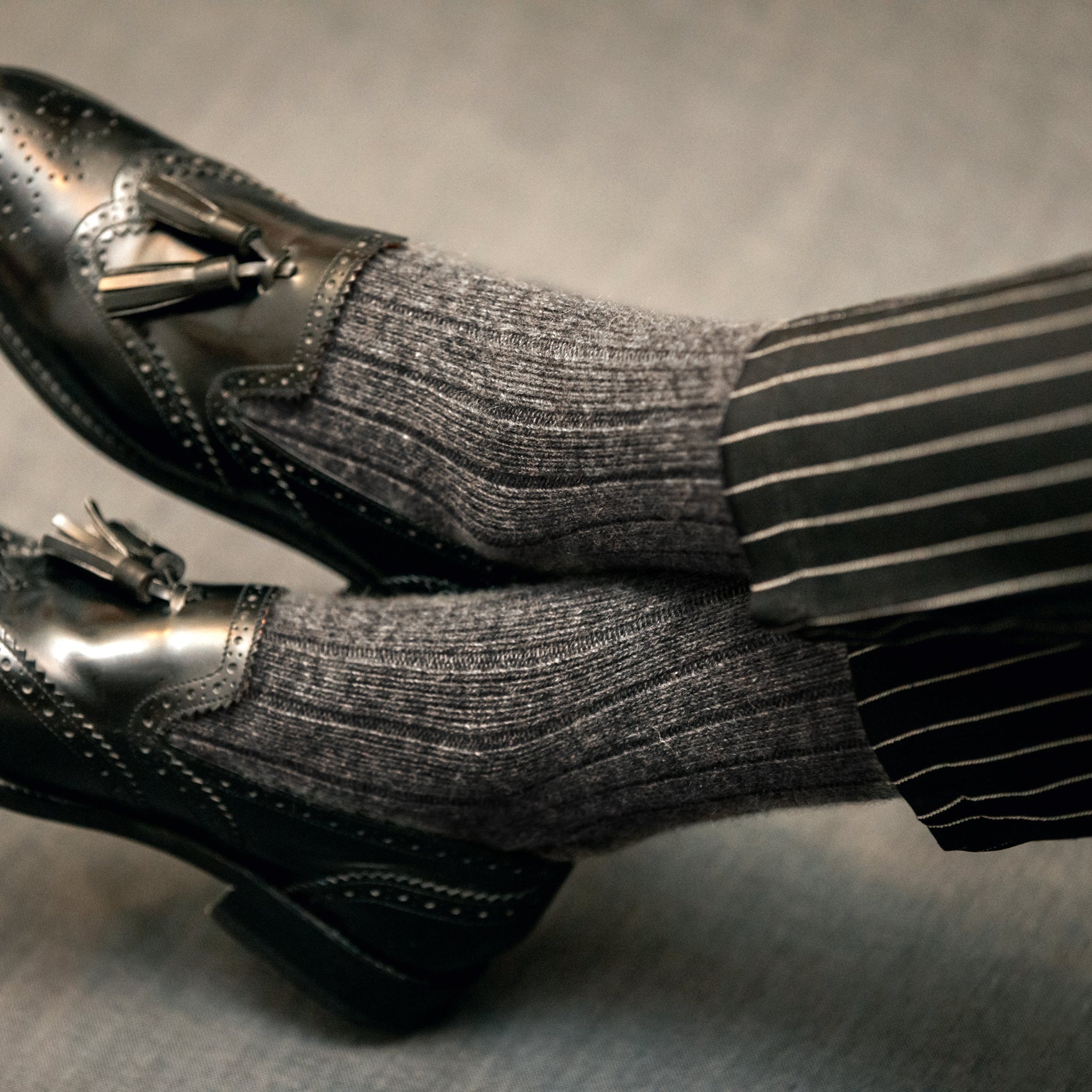 Chaussettes de couleur gris anthracite, en 85% cachemire, 13% polyamide, 2% élasthanne. Modèle de mi-mollet (courtes) pour femme, de la marque Mazarin. Chaussettes confortables, chaudes et bien épaisses. Pointures : du 36 au 45
