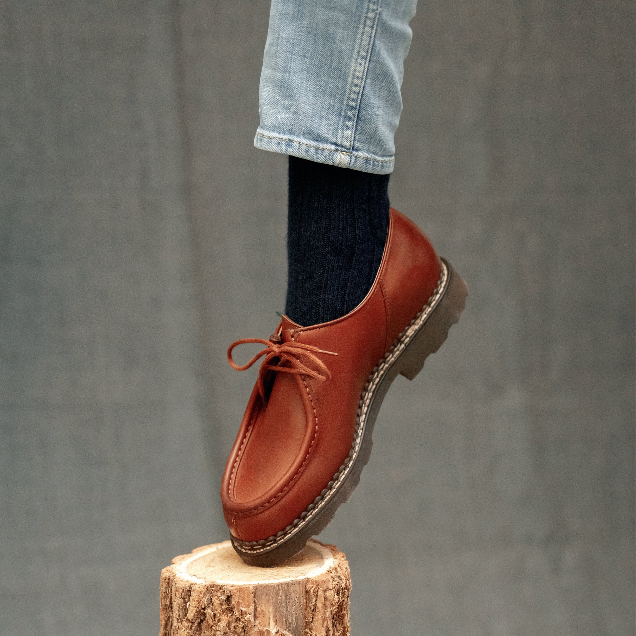 Chaussettes couleur bleu marine, en 85% cachemire, 13% polyamide, 2% élasthanne. Modèle pour femme de mi-bas (hautes), de la marque Mazarin. Chaussettes épaisses, chaudes et très confortables. Pointures : du 36 au 45