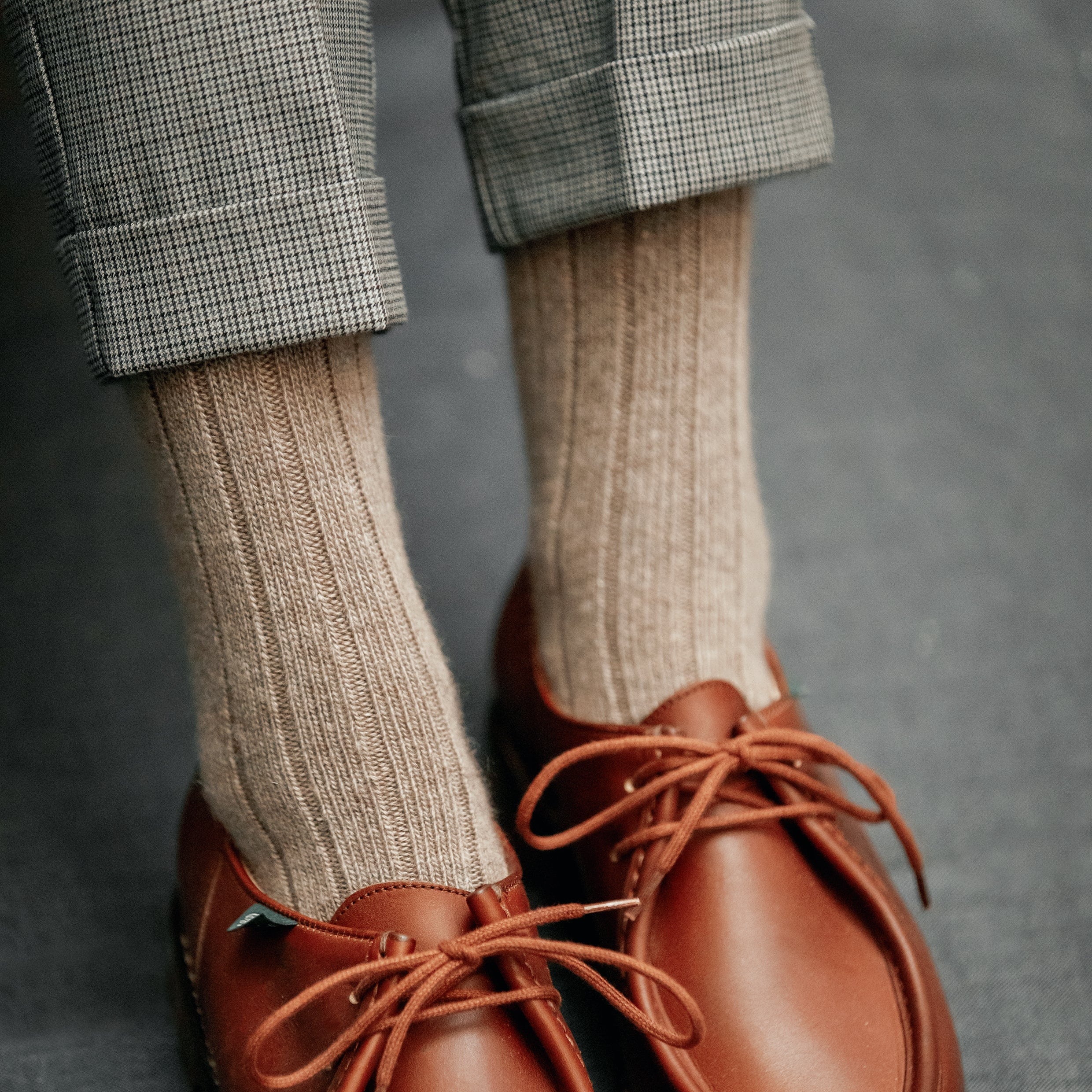 Chaussettes de couleur taupe en 85% cachemire, 13% polyamide, 2% élasthanne. Modèle de mi-bas (hautes) pour femme, de la marque Mazarin. Chaussettes très chaudes, épaisses et voluptueuses. Pointures : du 36 au 45