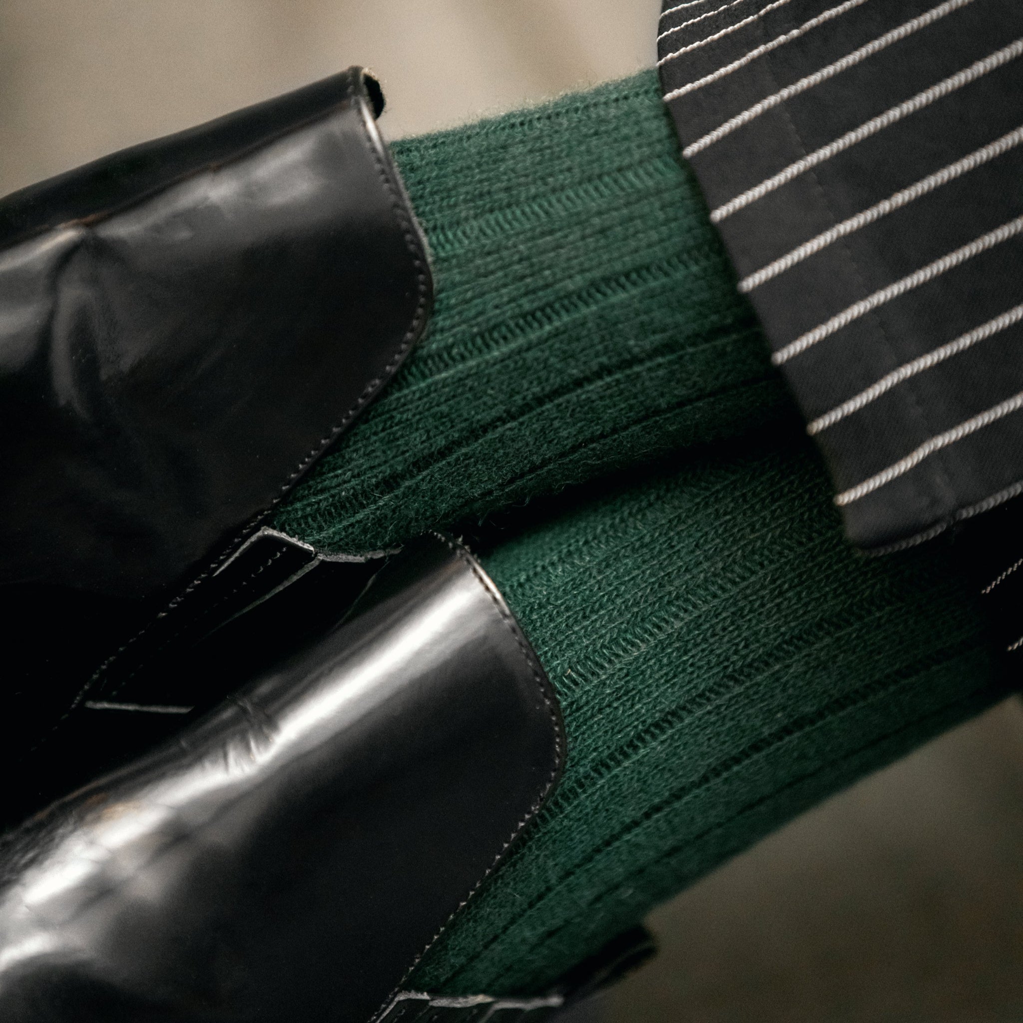 Chaussettes de couleur vert pin, en 85% cachemire, 13% polyamide, 2% élasthanne. Modèle de mi-mollet (courtes) pour femme, de la marque Mazarin. Chaussettes idéales en saison hivernales, assez épaisses et très confortables Pointures : du 36 au 45