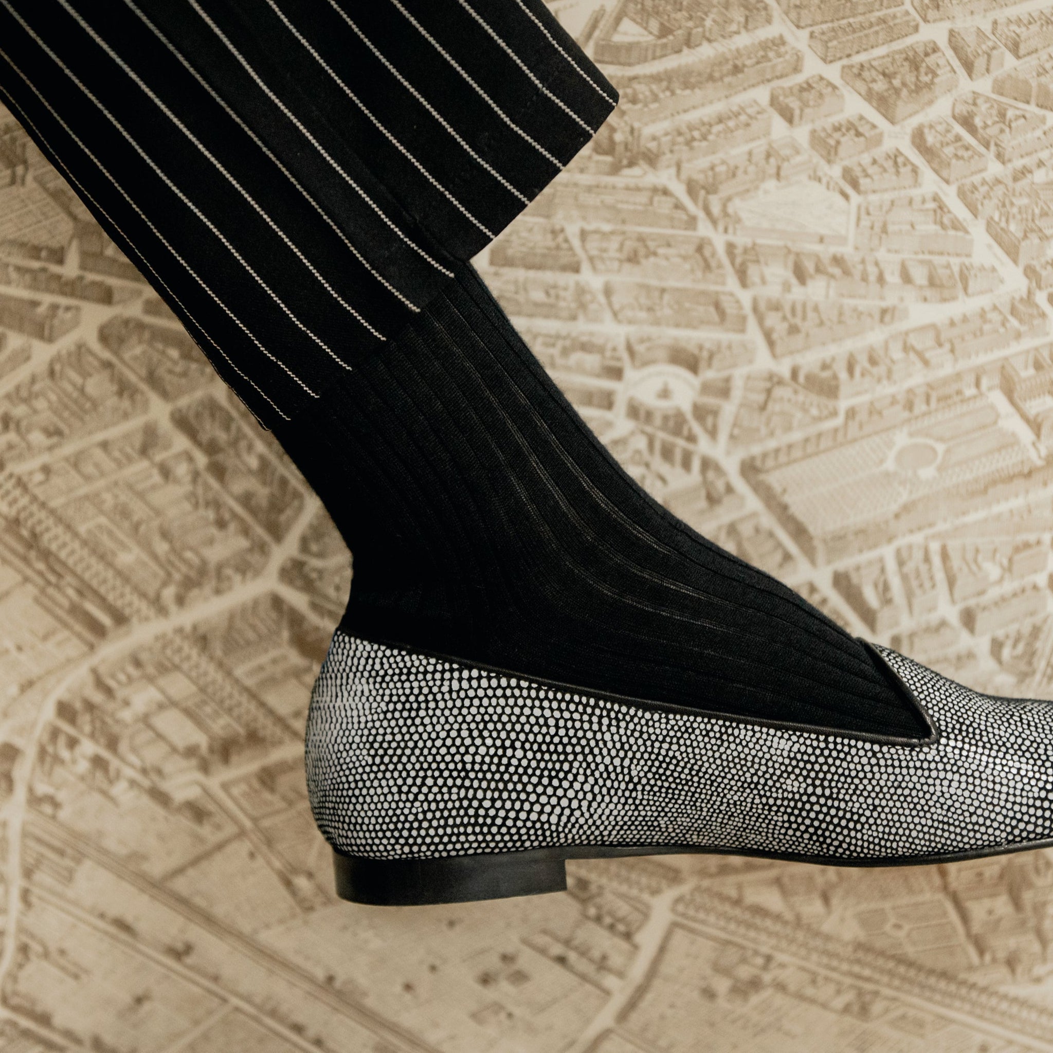Chaussettes noires en 70% Cachemire et 30% Soie. Modèle de mi-bas (Chaussettes hautes) pour femme, de la marque Mazarin. Chaussettes peu épaisses, assez chaudes et voluptueuse au toucher. Pointures : du 36 au 45