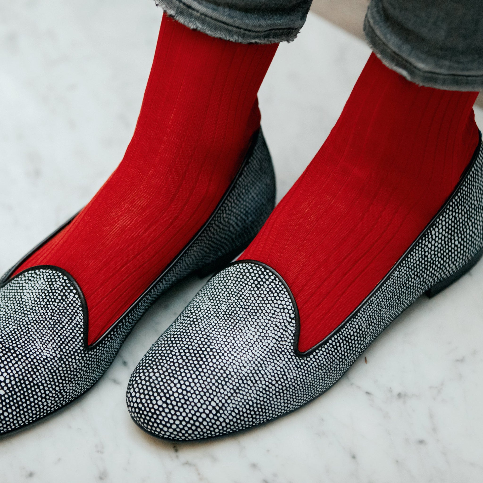 Chaussettes de couleur rouge carmin en 100% fil d'Écosse. Modèle de mi-mollet (chaussettes courtes) pour femme, de la marque Mazarin. Chaussettes fines et légères. Pointures : du 39 au 45