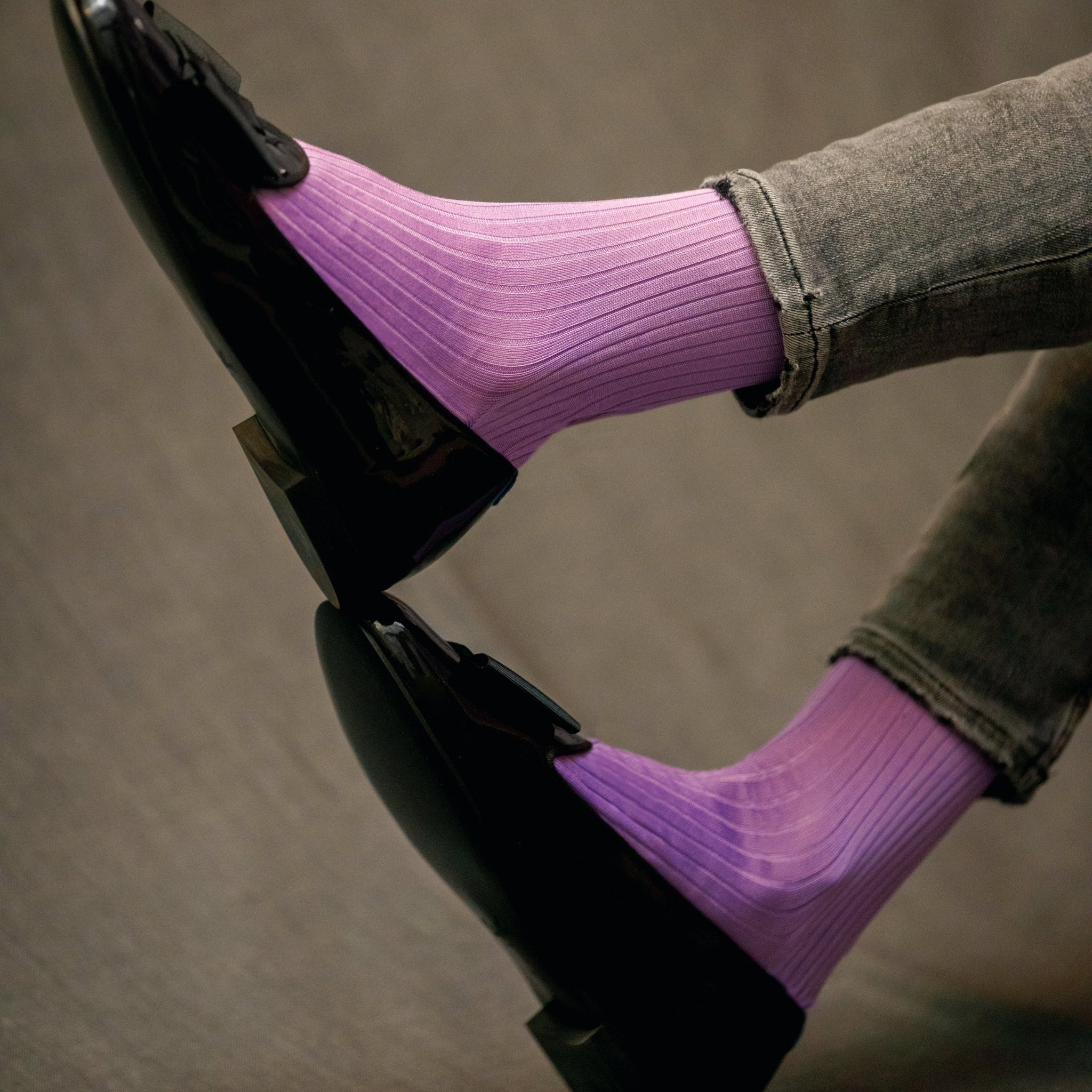 Chaussettes de couleur lilas, en 100% fil d'Écosse. Modèle de mi-bas (hautes) pour femme, de la marque Mazarin. Chaussettes fines et légères. Pointures : du 36 au 49