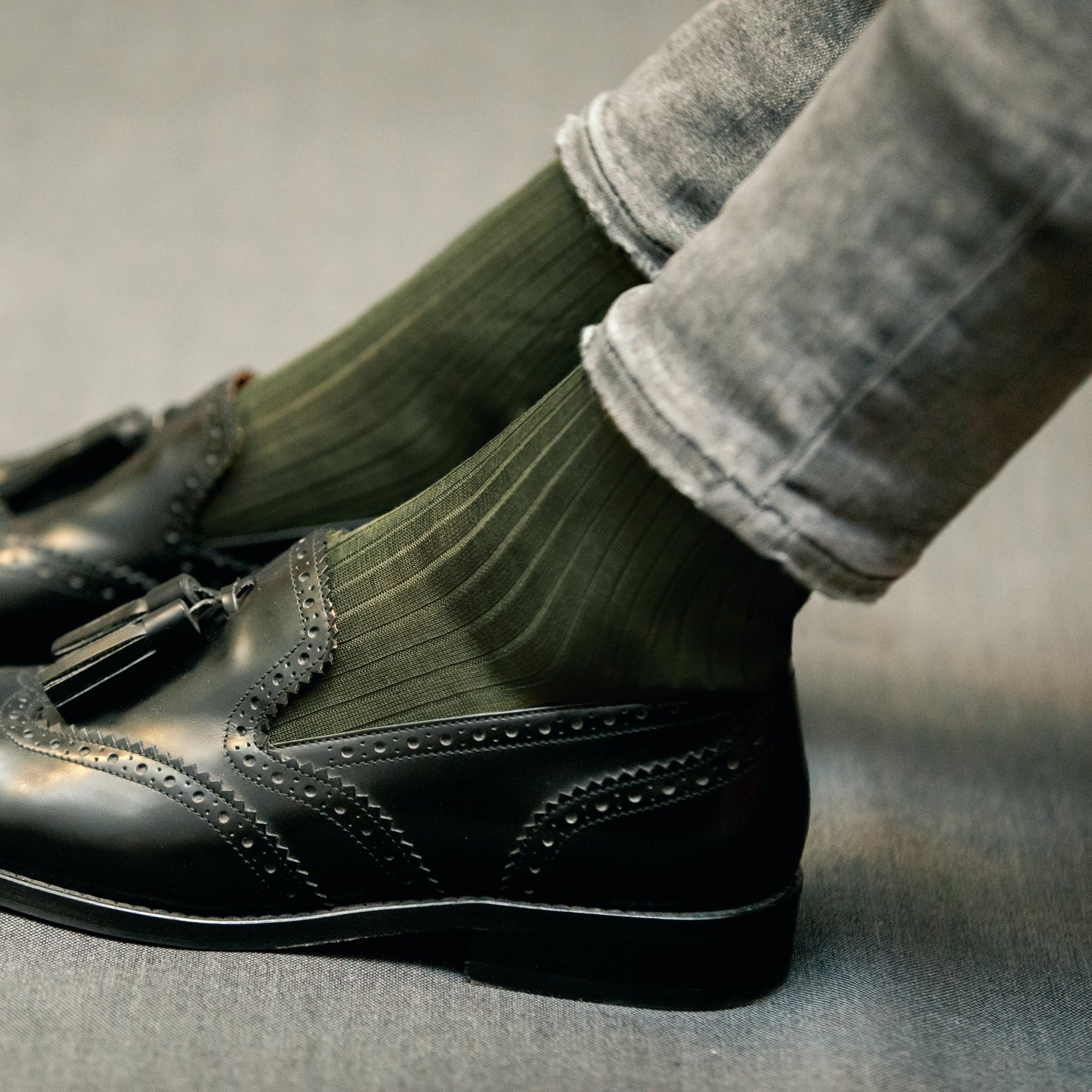 Chaussettes de couleur vert kaki en 100% fil d'Écosse. Modèle de mi-bas (hautes) pour femme, de la marque Mazarin. Chaussettes fines et légères. Pointures : du 38 au 47