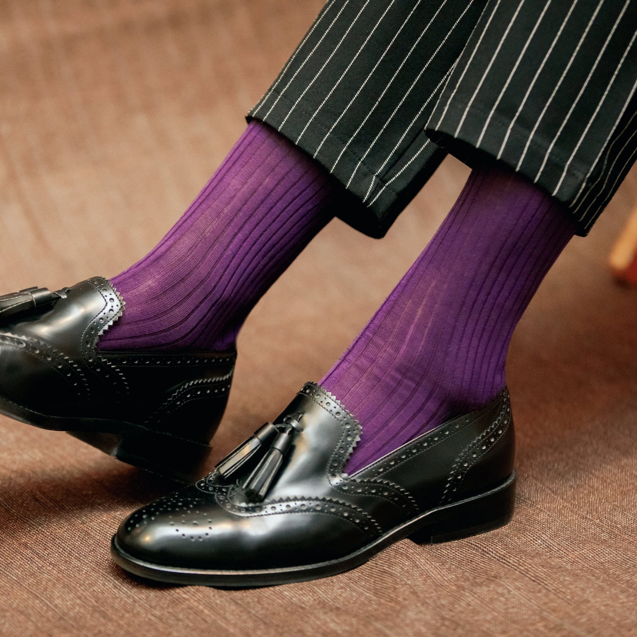 Chaussettes de couleur violet foncé, en 100% fil d'Écosse. Modèle de mi-bas (hautes) pour femme, de la marque Mazarin. Fines et légères. Pointures : du 39 au 46