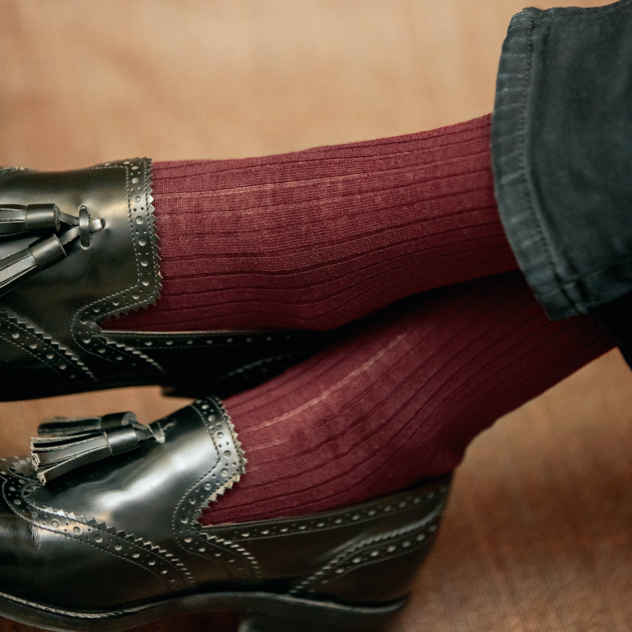 Chaussettes de couleur bordeaux, en 80% laine mérinos et 20% nylon. Modèle de mi-bas (hautes) pour femme de la marque Mazarin. Chaudes, assez fines et confortables. Pointures : du 36 au 47
