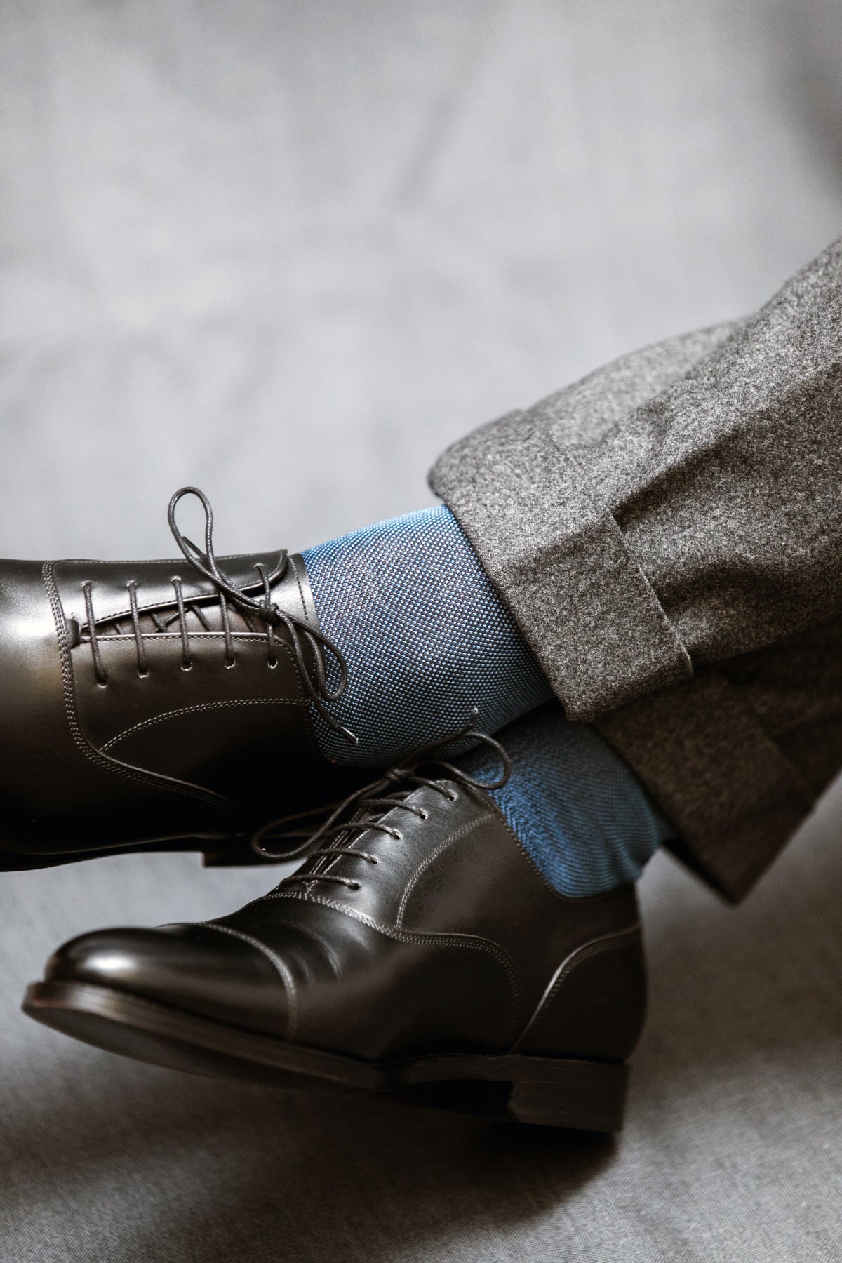 Chaussettes au motif caviar, de couleur bleu marine et bleu ciel en 100% fil d'Écosse. Modèle de mi-mollet (courtes) pour homme de la marque Mazarin. Fines et légères. Poitures : du 39 au 46