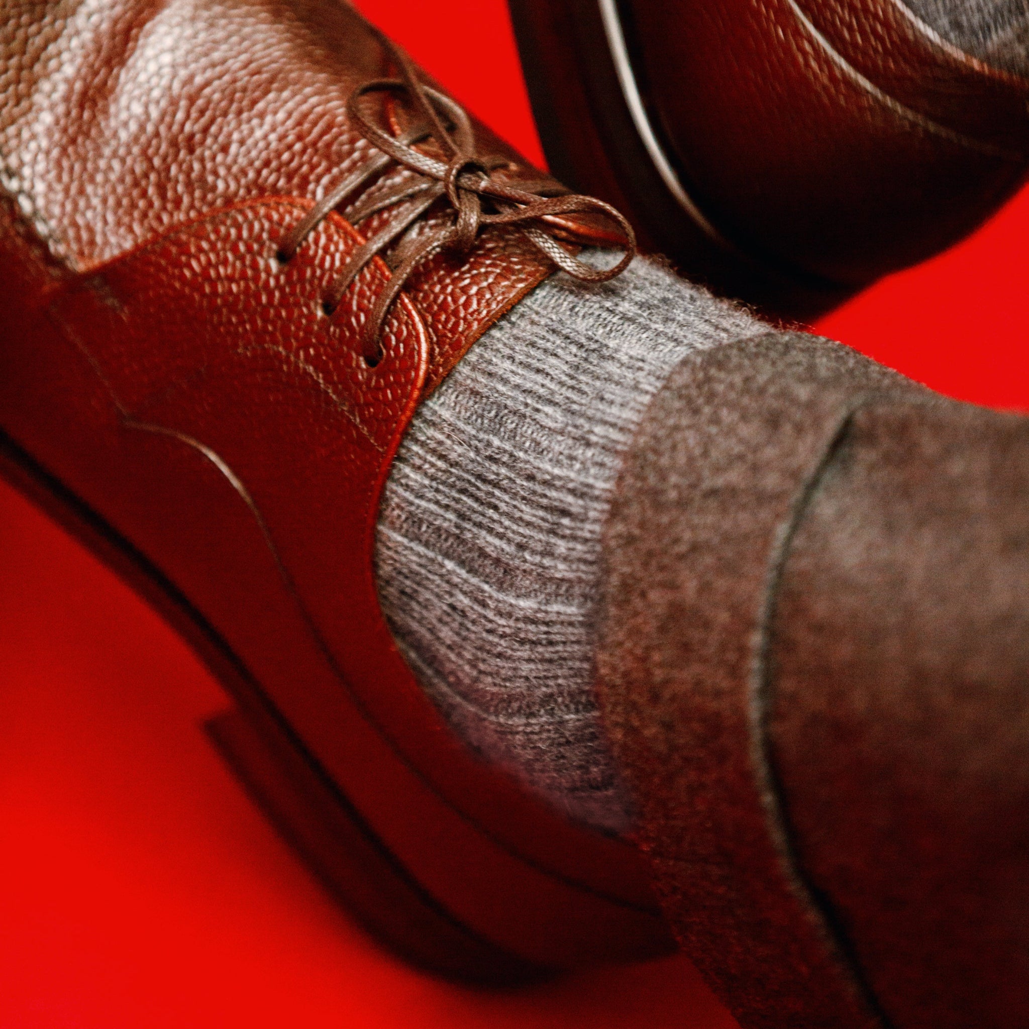 Chaussettes gris anthracite en 85% cachemire de la marque Mazarin, parfaites pour l'hiver, épaisses, très chaudes et douces. Modèle mi-bas (chaussettes hautes) pour homme et femme, pointures du 36 au 45.