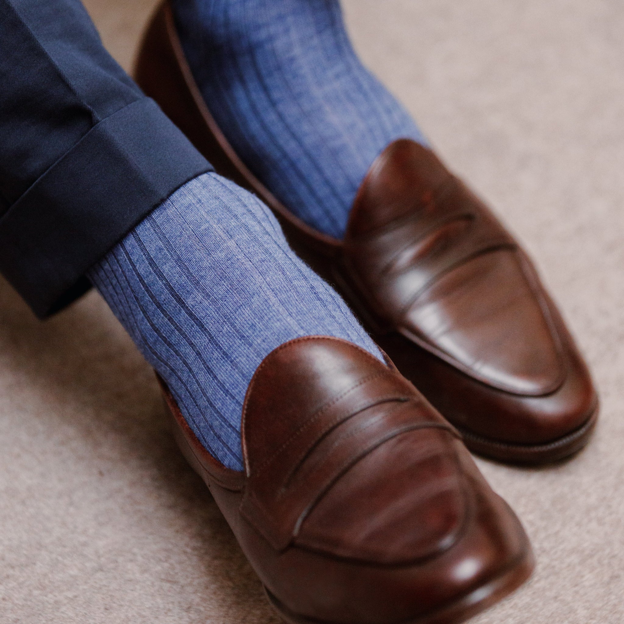 Chaussettes en 70% cachemire & 30% soie couleur bleu acier de la marque Mazarin. Modèle mi-mollet (court) pour homme et femme à porter en hiver dans des chaussures de ville. Elles sont très chaudes, douces et fines. Pointures : du 36 au 45.