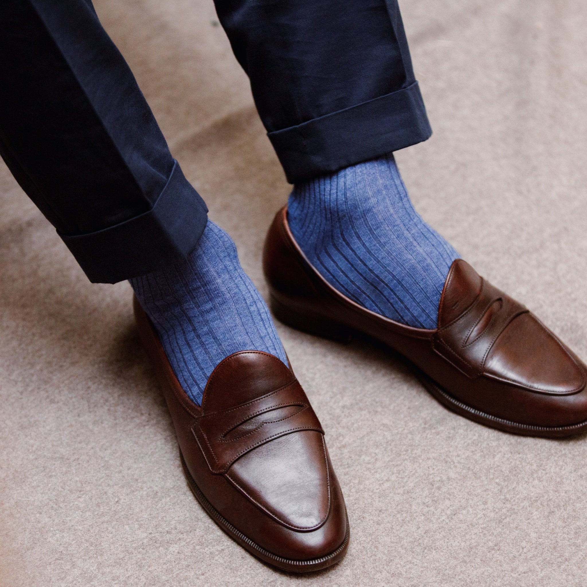Chaussettes bleu acier ou bleu ciel en cachemire et soie de la marque Mazarin. Modèles de chaussettes mi-bas (hautes) pour homme et pour femme. Pointures du 36 au 45. Idéales à porter en hiver dans des chaussures de villes, elles sont fines, douces et chaudes. 