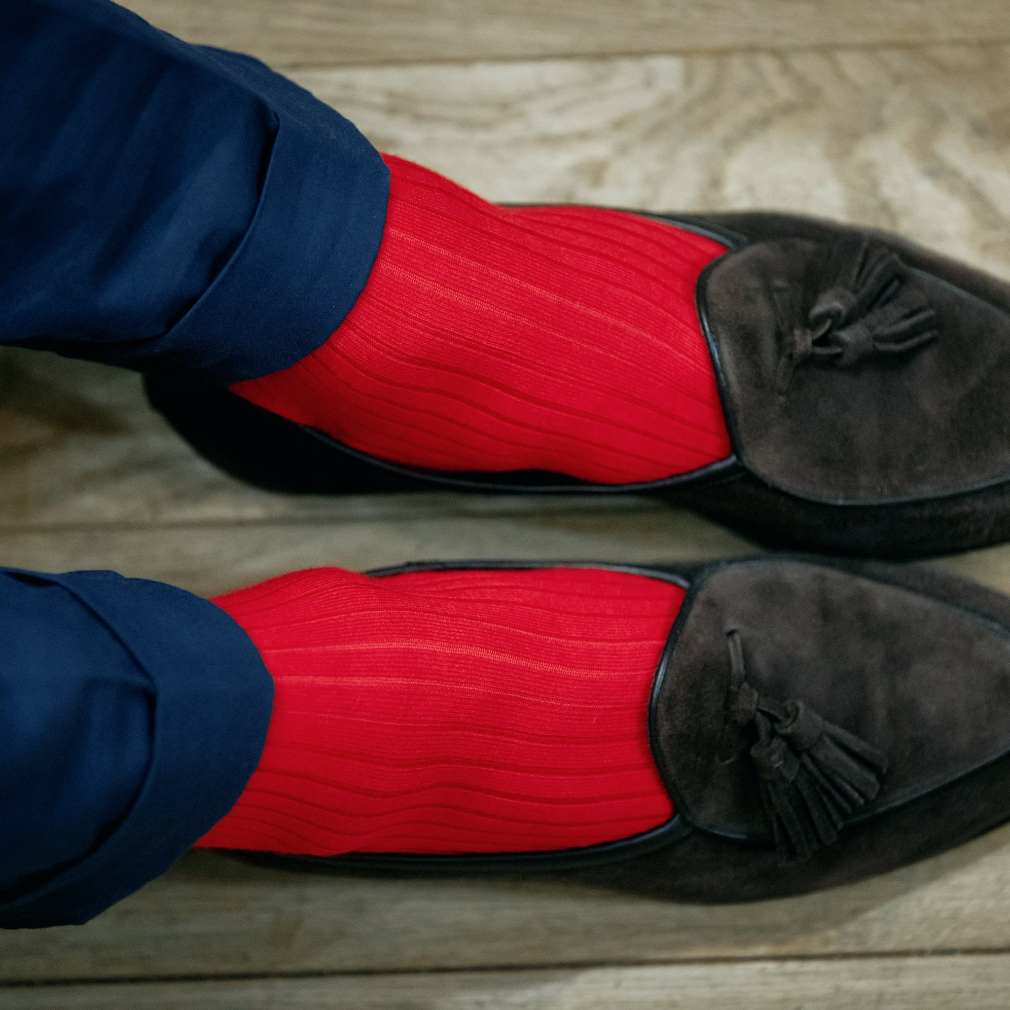 Chaussettes rouge vif en cachemire et soie de la marque Mazarin, fabriquées en Italie.  Modèle mi-mollet (court) pour homme et femme, disponible du 36 au 45. Chaussettes chaudes, douces et particulièrement fines. 