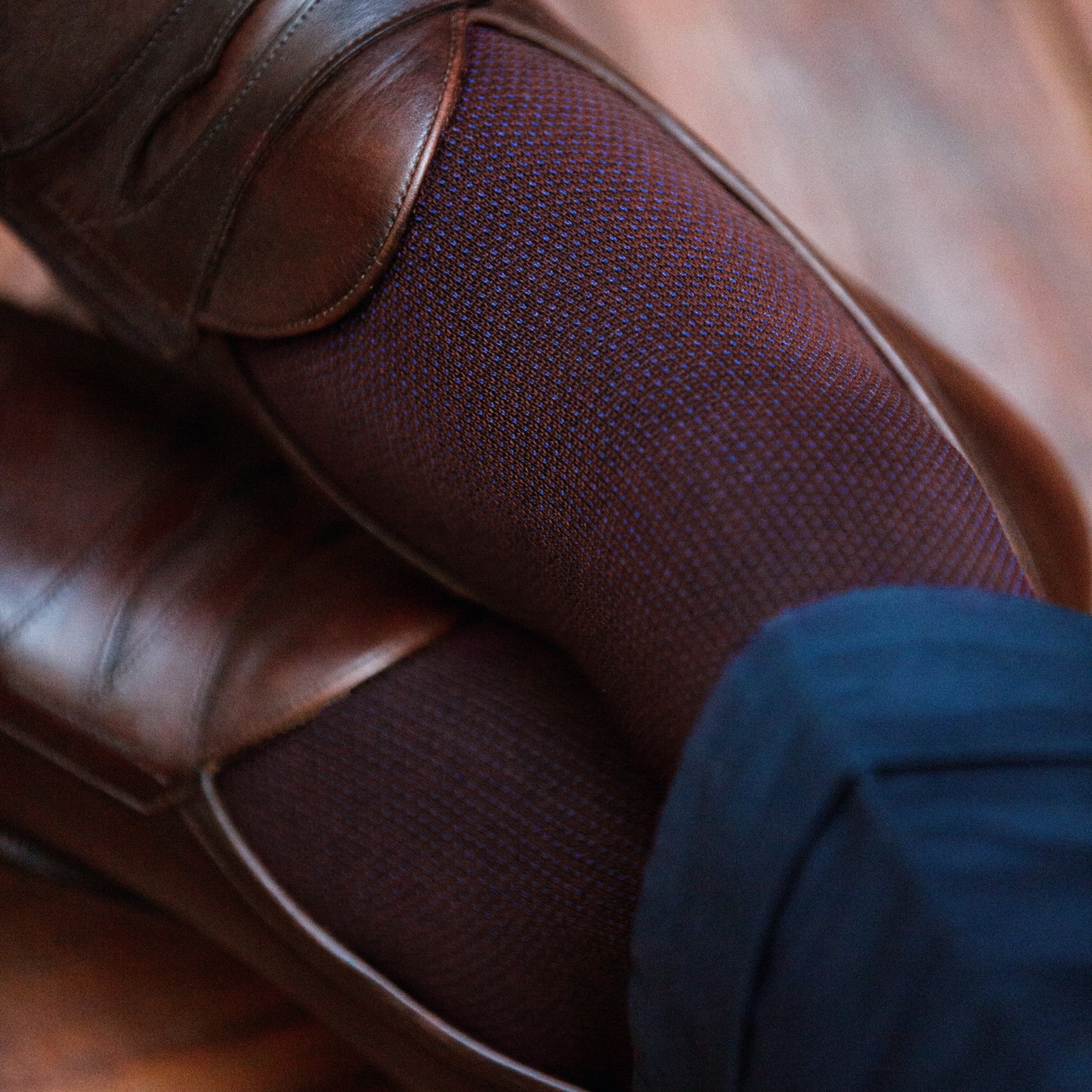 Chaussettes au motif caviar de couleur bordeaux et bleu, en 100% fil d'Écosse. Mi-bas (chaussettes hautes) pour homme de la marque Mazarin. Fines, douces, durables. Pointures : du 39 au 46 