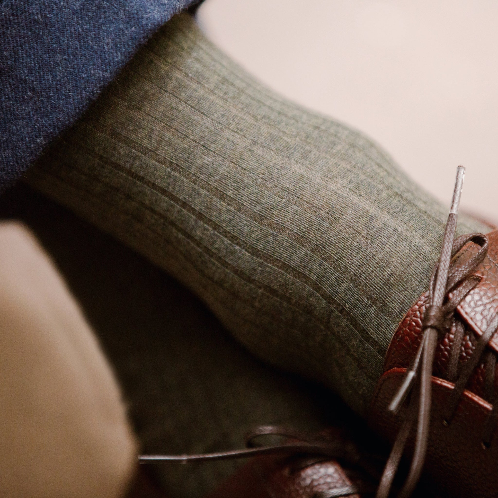 Chaussettes kaki en coton extra-doux de la marque Mazarin, fabriquées en Italie. Modèle mi-mollet (courtes) lisses sans côtes, pour homme et femme. Pointures : du 36 au 47.