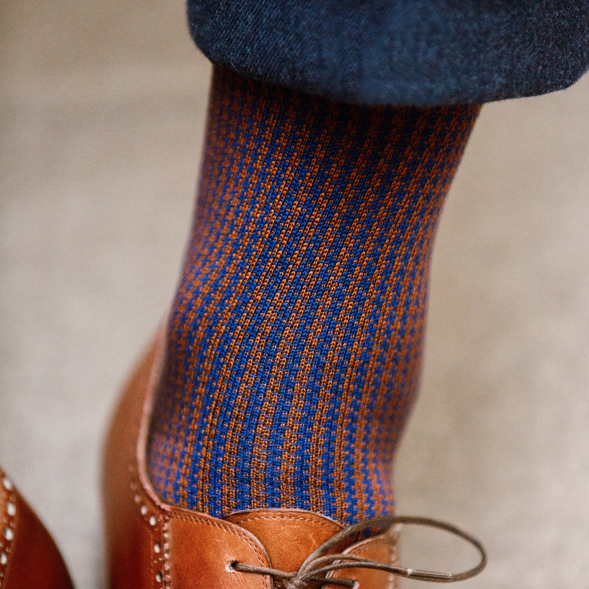 Chaussettes motif pied-de-poule nuit et noisette en fil d'écosse super-solide de Mazarin. Fabriquées en Italie, chaussettes mi-mollet (courtes) pour homme, renforcées en polyamide, d'épaisseur intermédiaire, à porter en toute saison. Pointures : du 39 au 47.