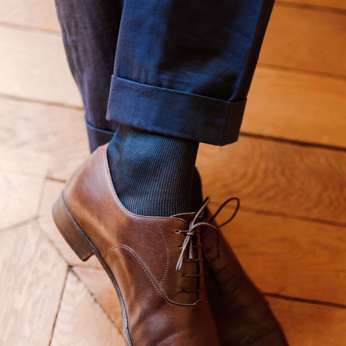 Chaussettes de couleurs bleu marine et bleu ciel, avec des stries fines, en 100% fil d'Écosse. Modèle pour homme de mi-bas (montantes jusqu'au genoux). Fabriquées par la marque Mazarin. Des chaussettes fines et légères qui conviennent à toutes les saisons. Pointures : du 39 au 46