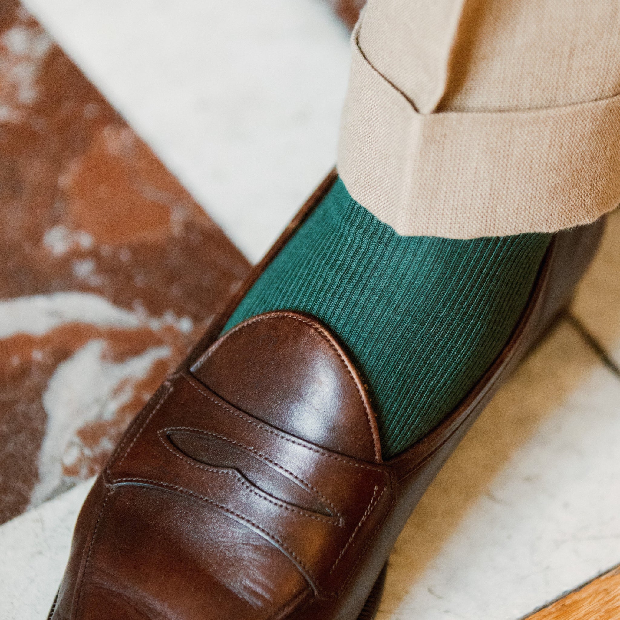 Chaussettes vertes en coton bio extra-doux de la marque Mazarin. Chaussettes mi-mollet (courtes) extra-douces, non-comprimantes et sans bord élastique à l'extrémité hautes. Elastique réparti sur toute la longueur pour un meilleur maintien sans serrer. Pour homme et femme, du 36 au 47.