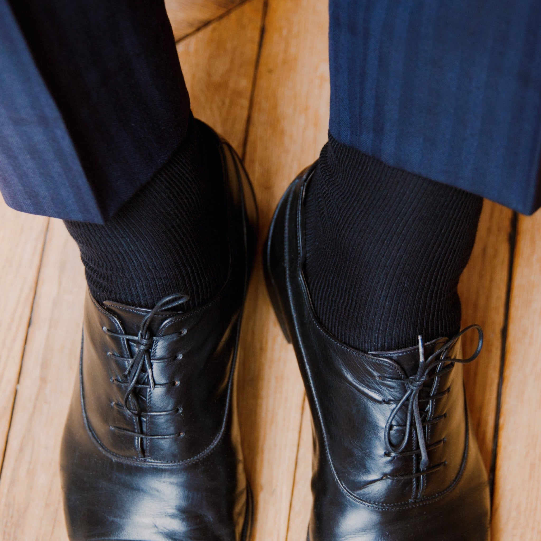 Chaussettes bleu marine en coton bio de la gamme non-comprimantes de Mazarin. Modèle mi-mollet (courtes), sans bord élastique ais avec élastique réparti dans toute la longueur de la chaussette pour un meilleur maintien sans compresser.  Modèle pour homme et femme du 36 au 47.