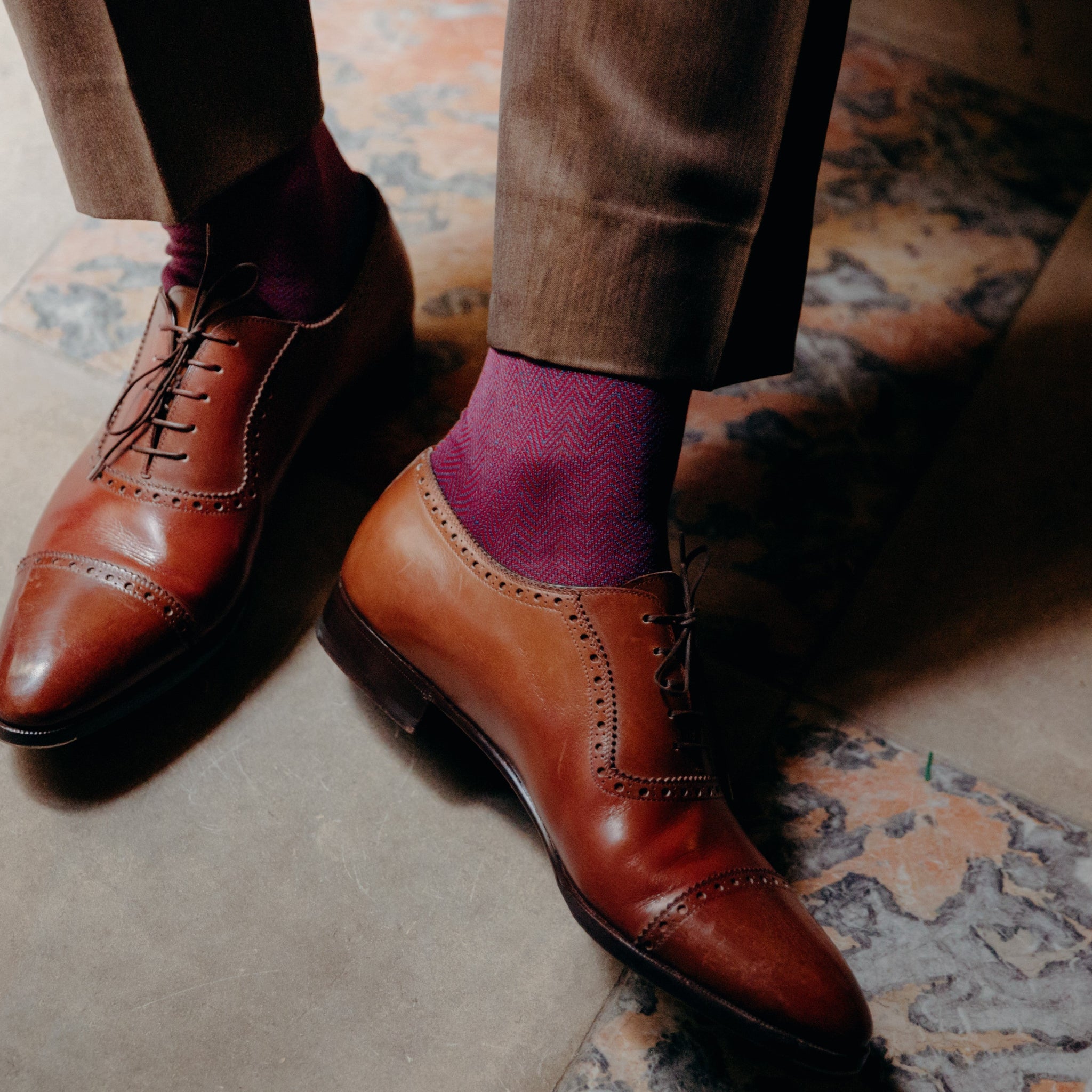 Chaussettes au motif chevrons, de couleurs bleu gris et carmin, en 100% fil d'Écosse. Chaussettes mi-bas (hautes) pour homme, de la marque Mazarin. Fines, douces, durables. Pointures : du 39 au 46  