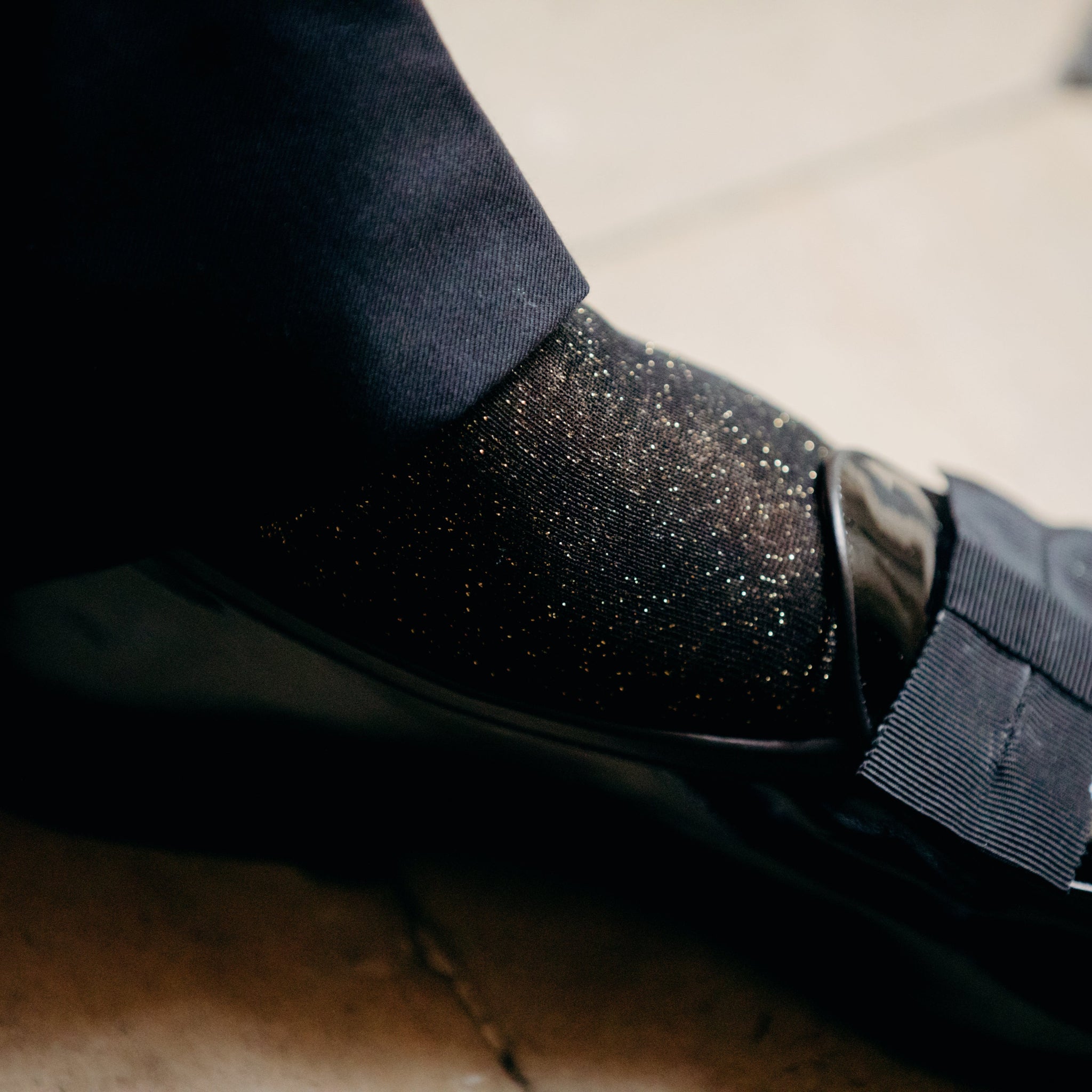 Chaussettes noires avec un effet de lurex doré, en 80% coton, 10% polyamide, 10% polyester. Modèle de mi-mollet (courtes) pour homme de la marque Bresciani. Fines et légères. Pointures : du 39 au 45