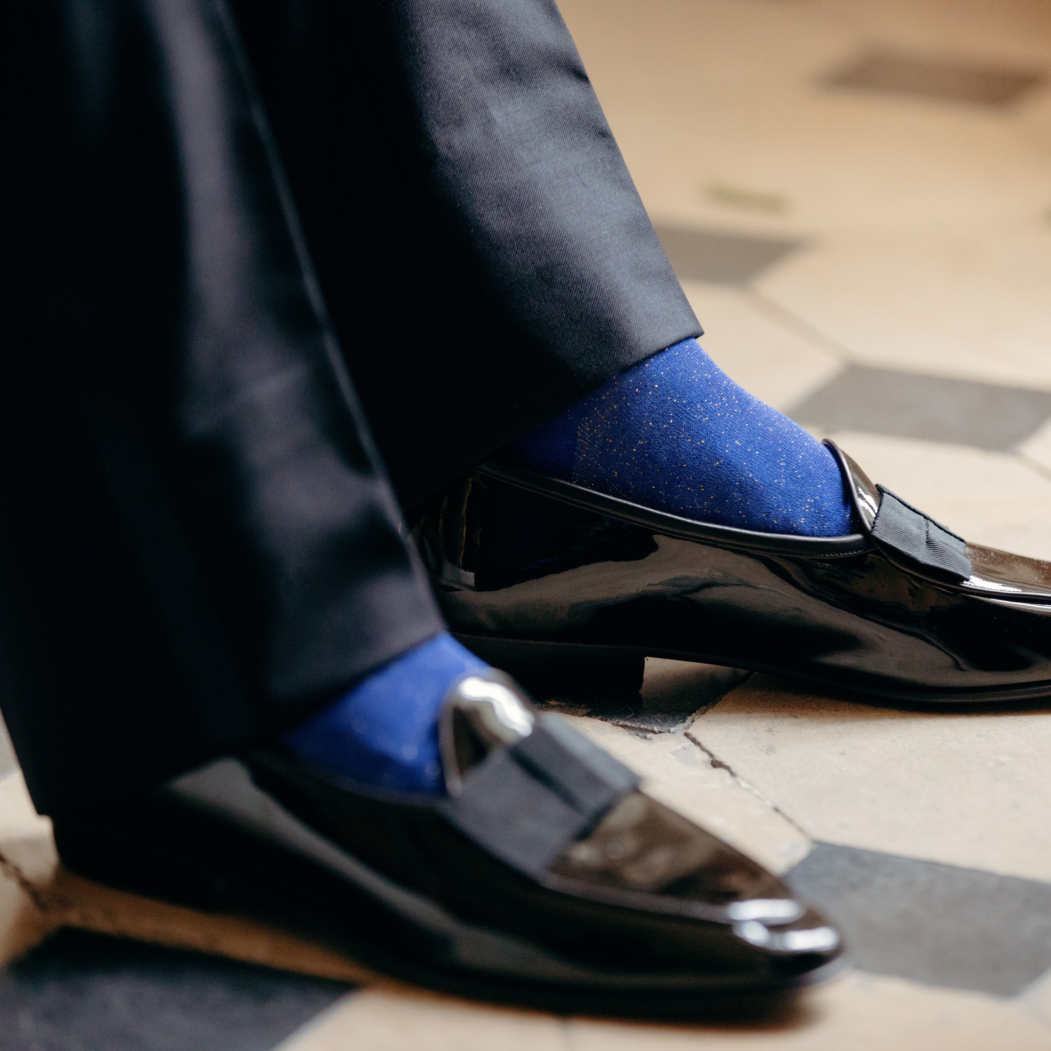Chaussettes de couleur bleu roi avec un effet léger de paillettes dorées, en 80% coton, 10% polyamide, 10% polyester. Modèle de mi-bas (hautes) pour homme, de la marque Bresciani. Fines, douces et durables. Pointures : du 39 au 45