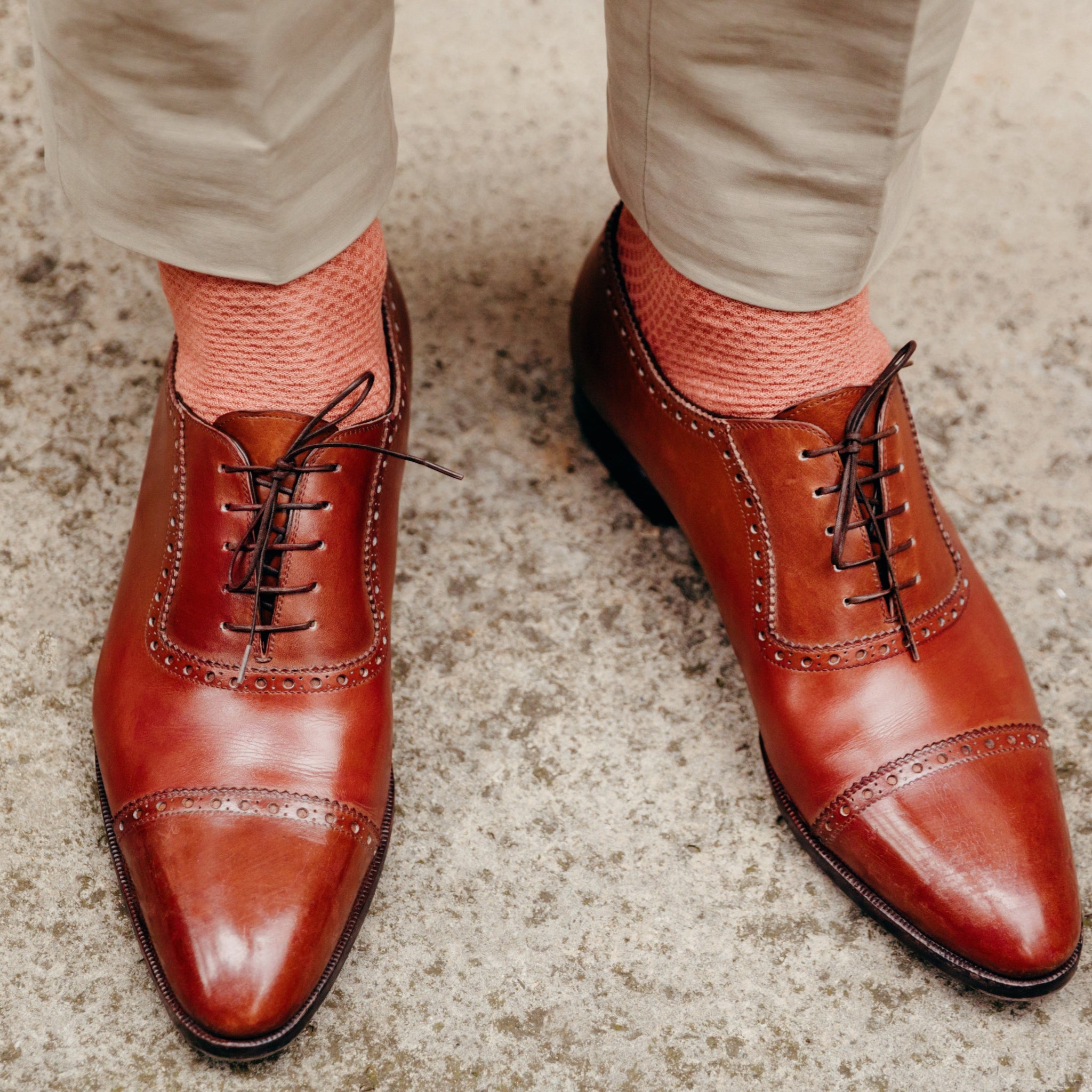 Chaussettes à motif "écailles", couleur rose saumon, en 100% fil d'Écosse. Mi-bas (hautes) pour homme, de la marque Bresciani. Chaussettes légères, fines et douces. Pointures : du 39 au 45 