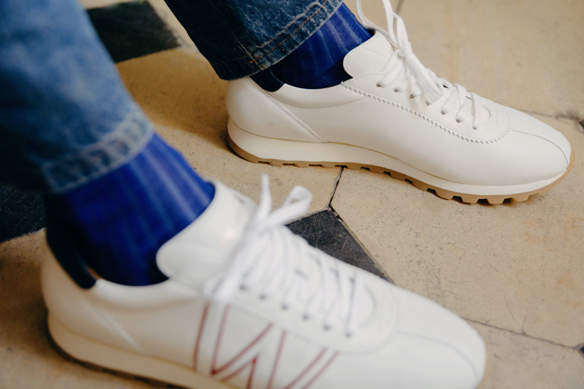 Chaussettes vanisées bleu roi à côtes bleu ciel, en 100% fil d'Écosse. Modèle de mi-bas (hautes) pour homme, de la marque Bresciani. Chaussettes confortables, légères et durables. Pointures : du 39 au 45
