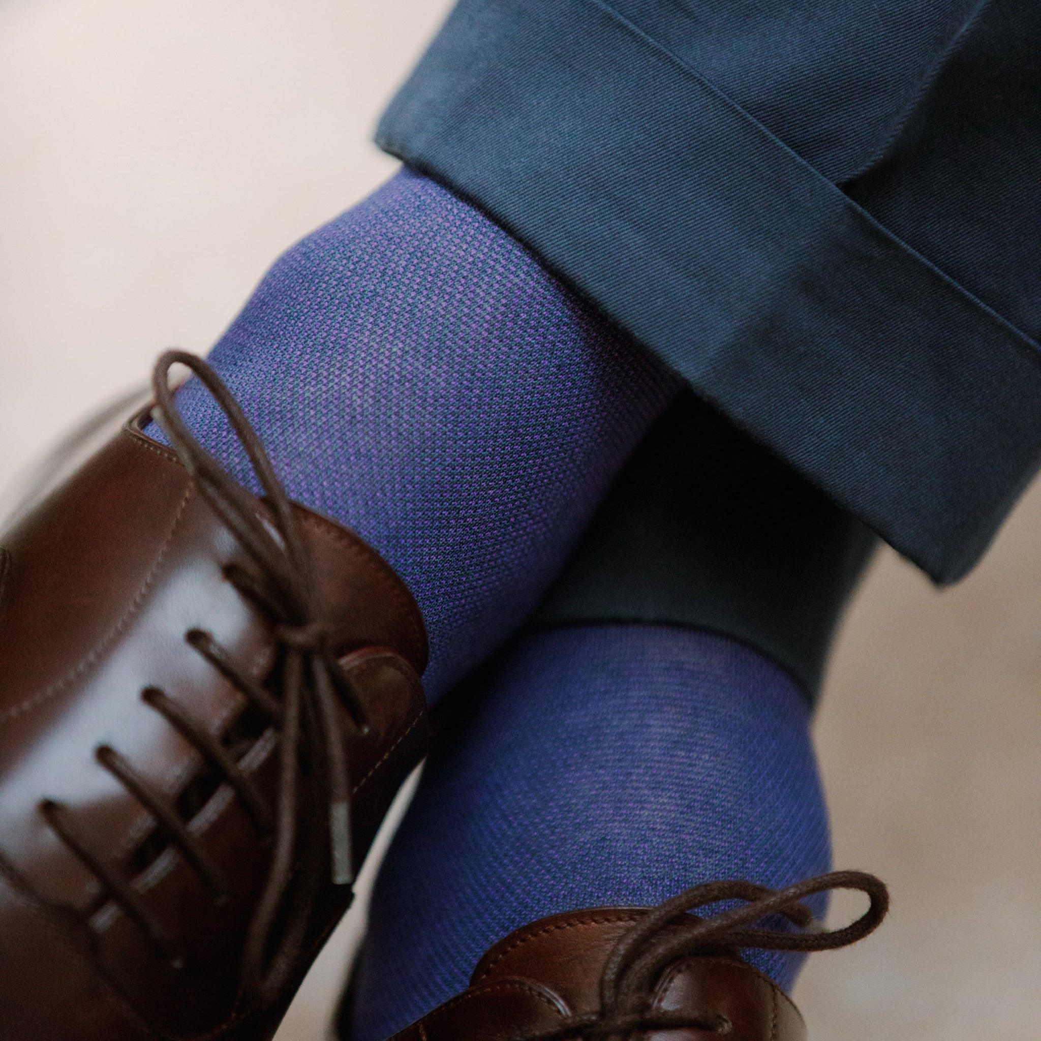 Chaussettes au motif caviar de couleur bleu et violet, en 100% fil d'Écosse. Modèle de mi-bas (chaussettes hautes) pour homme de la marque Mazarin. Douces, légères, fines. Pointures, du 39 au 46.