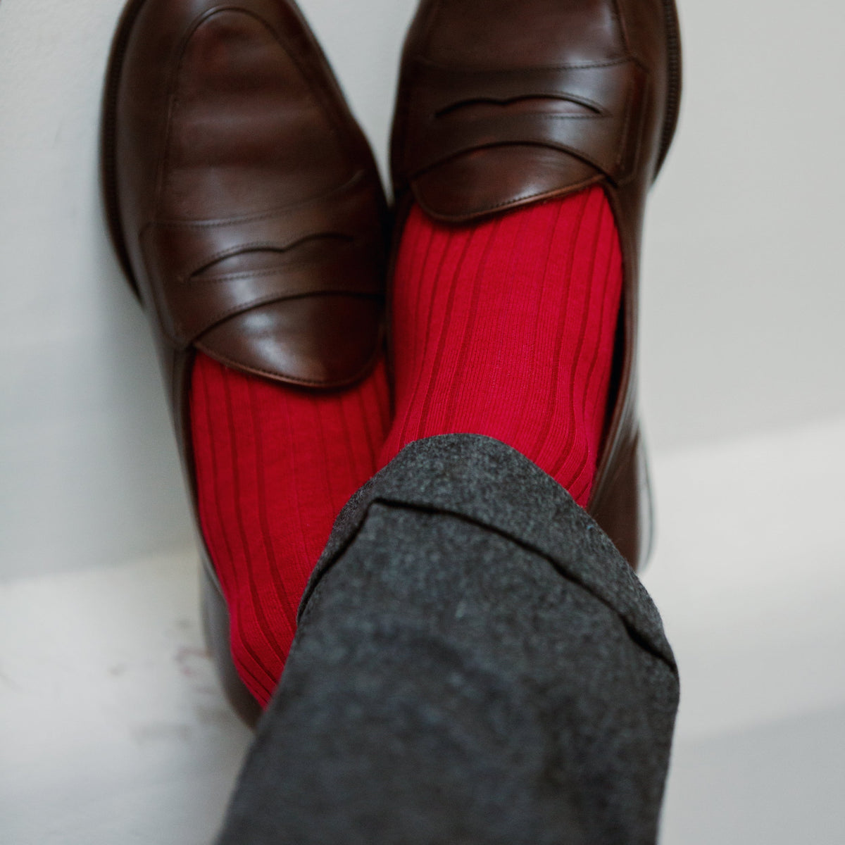 Chaussettes rouge framboise en cachemire & soie, fines, douces et chaudes. Modèle de la marque Mazarin pour homme & femme en mi-bas (hautes). Pointures du 36 au 45.