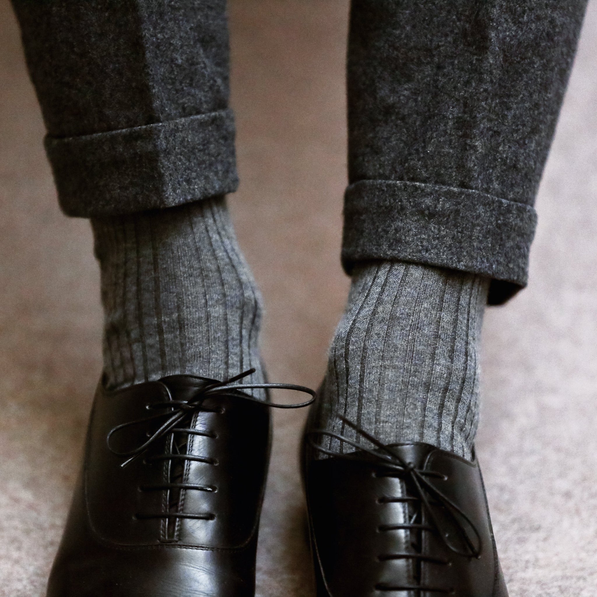Chaussettes gris moyen en cachemire et soie fines, douces et chaudes pour l'hiver. Modèle de chaussettes mi-bas (hautes) pour homme et femme, pointures du 36 au 45. Idéales à porter en hiver dans des chaussures de ville grâce à leur finesse. 